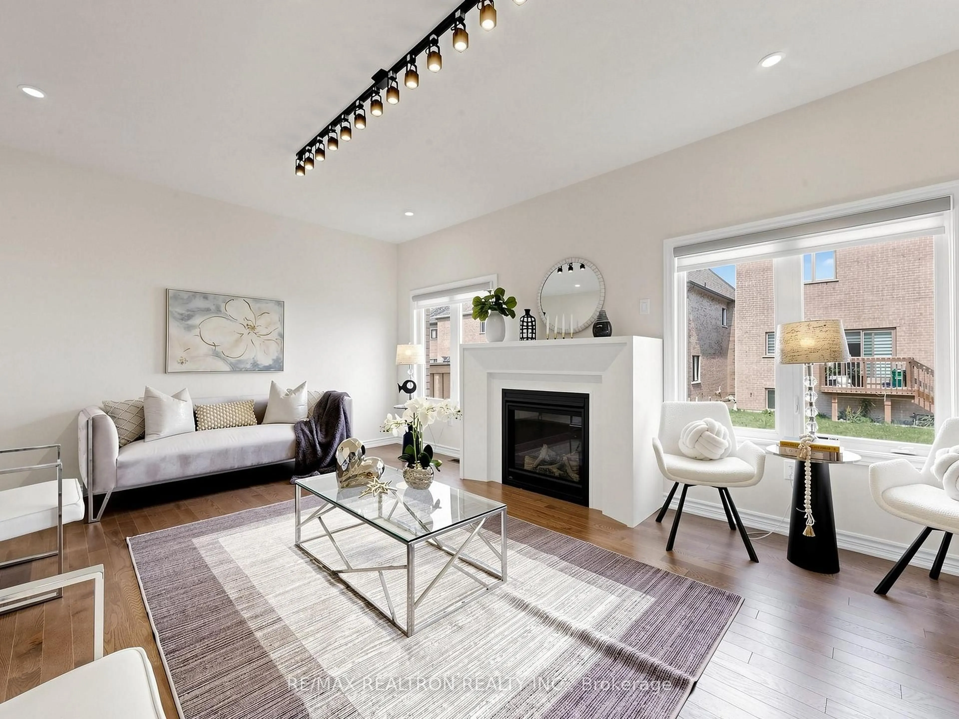 Living room with furniture, unknown for 31 Valleo St, Georgina Ontario L4P 0K1
