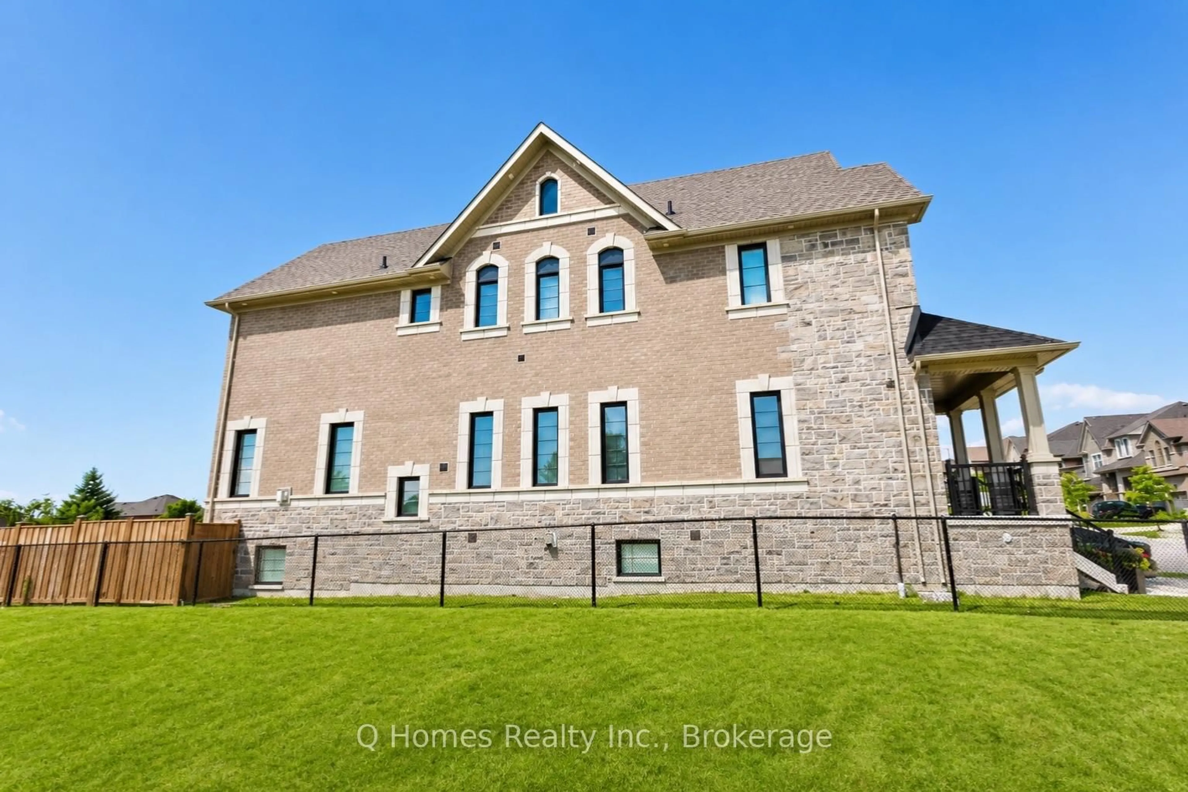 Home with brick exterior material, building for 1337 Blackmore St, Innisfil Ontario L9S 0P3