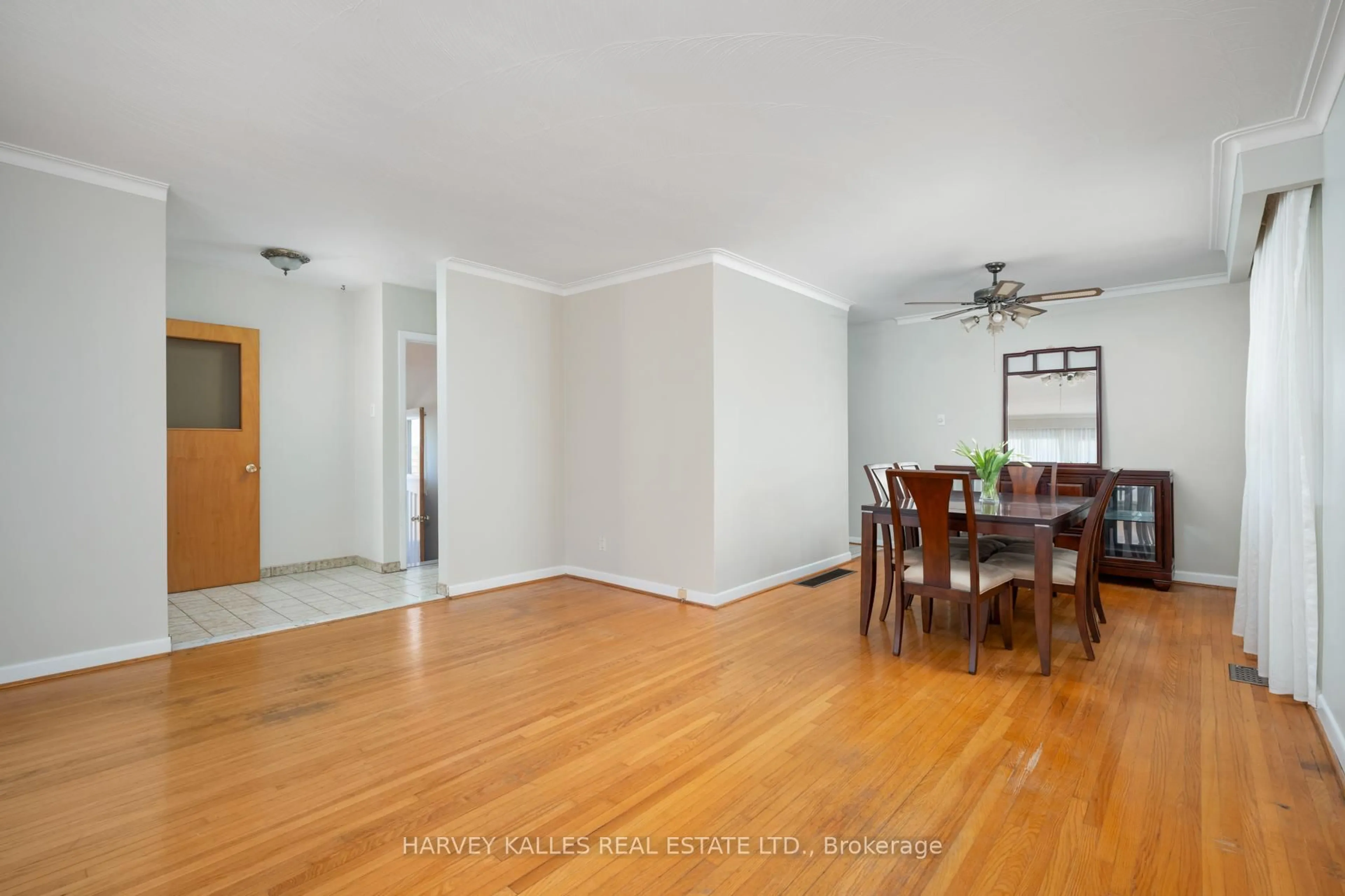 Dining room, wood/laminate floor for 133 Wood Lane, Richmond Hill Ontario L4C 4W2