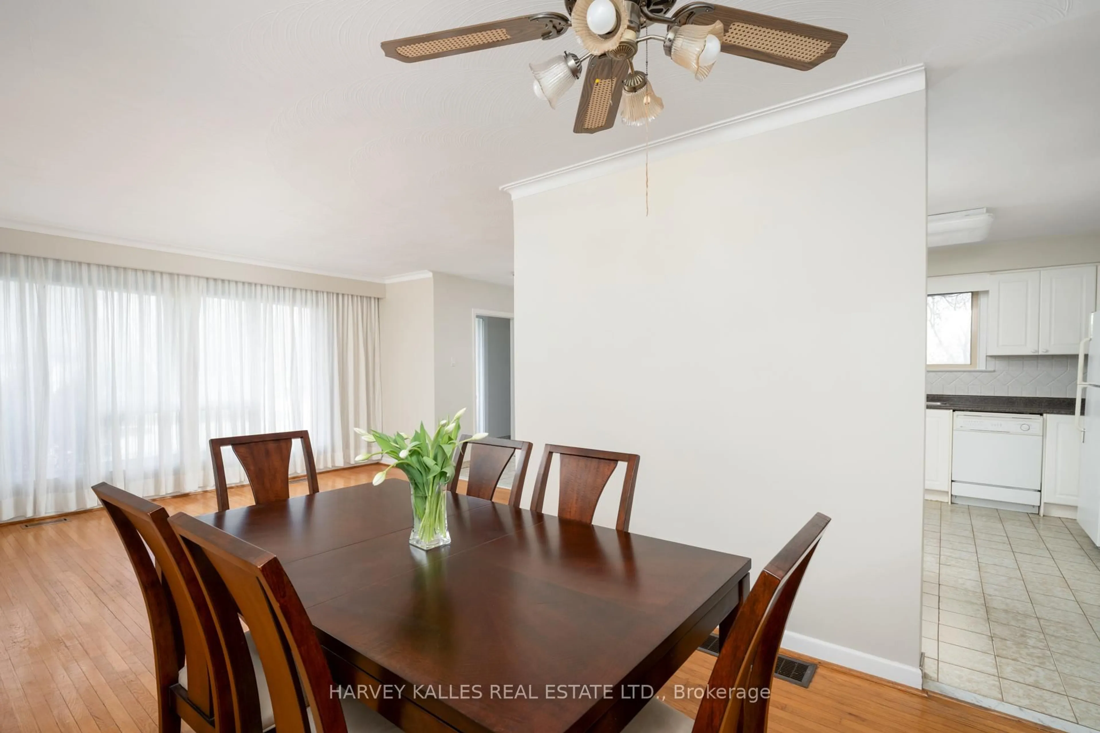Dining room, wood/laminate floor for 133 Wood Lane, Richmond Hill Ontario L4C 4W2