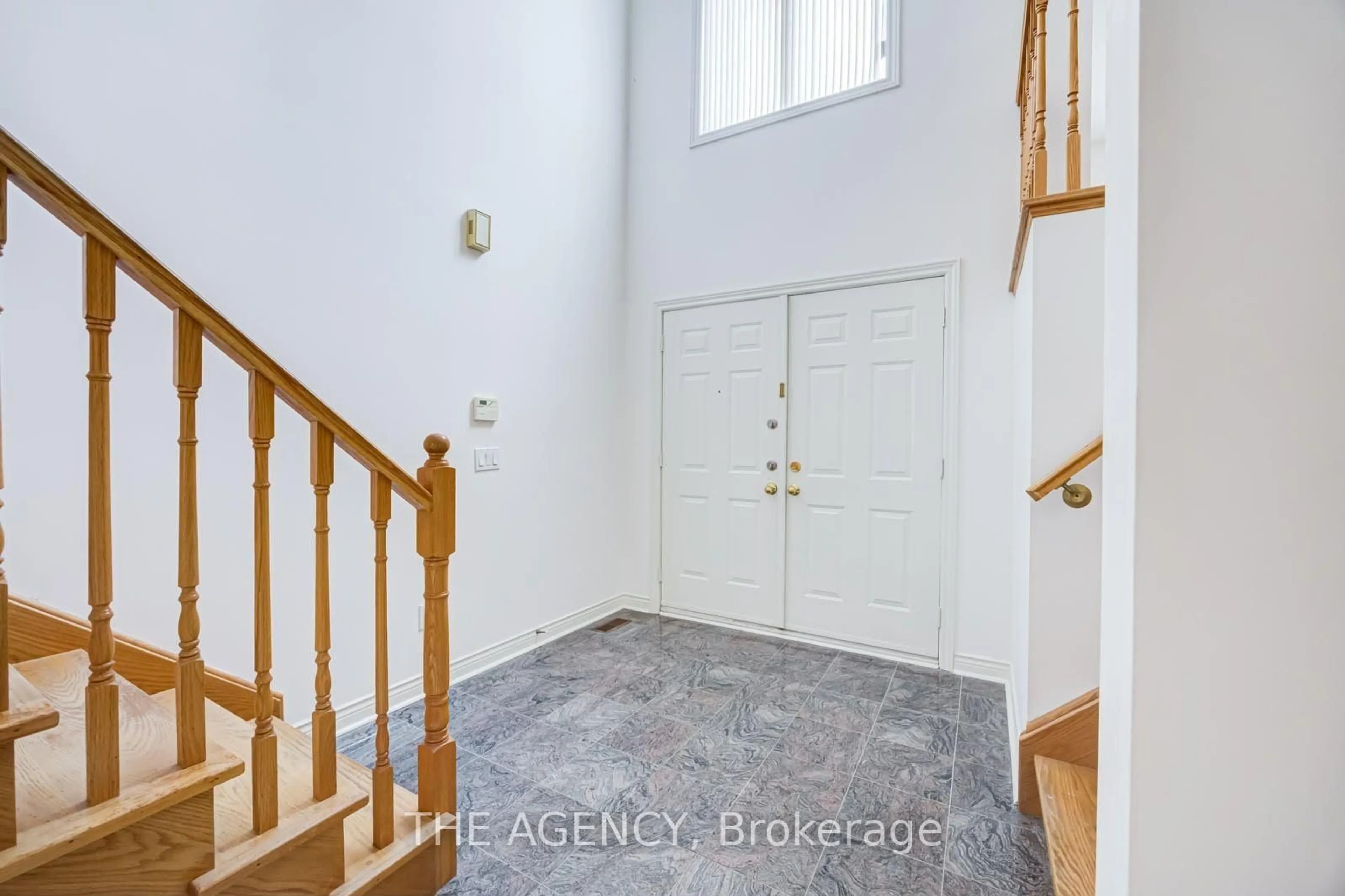 Indoor entryway for 68 Townsgate Dr, Vaughan Ontario L4J 8A4