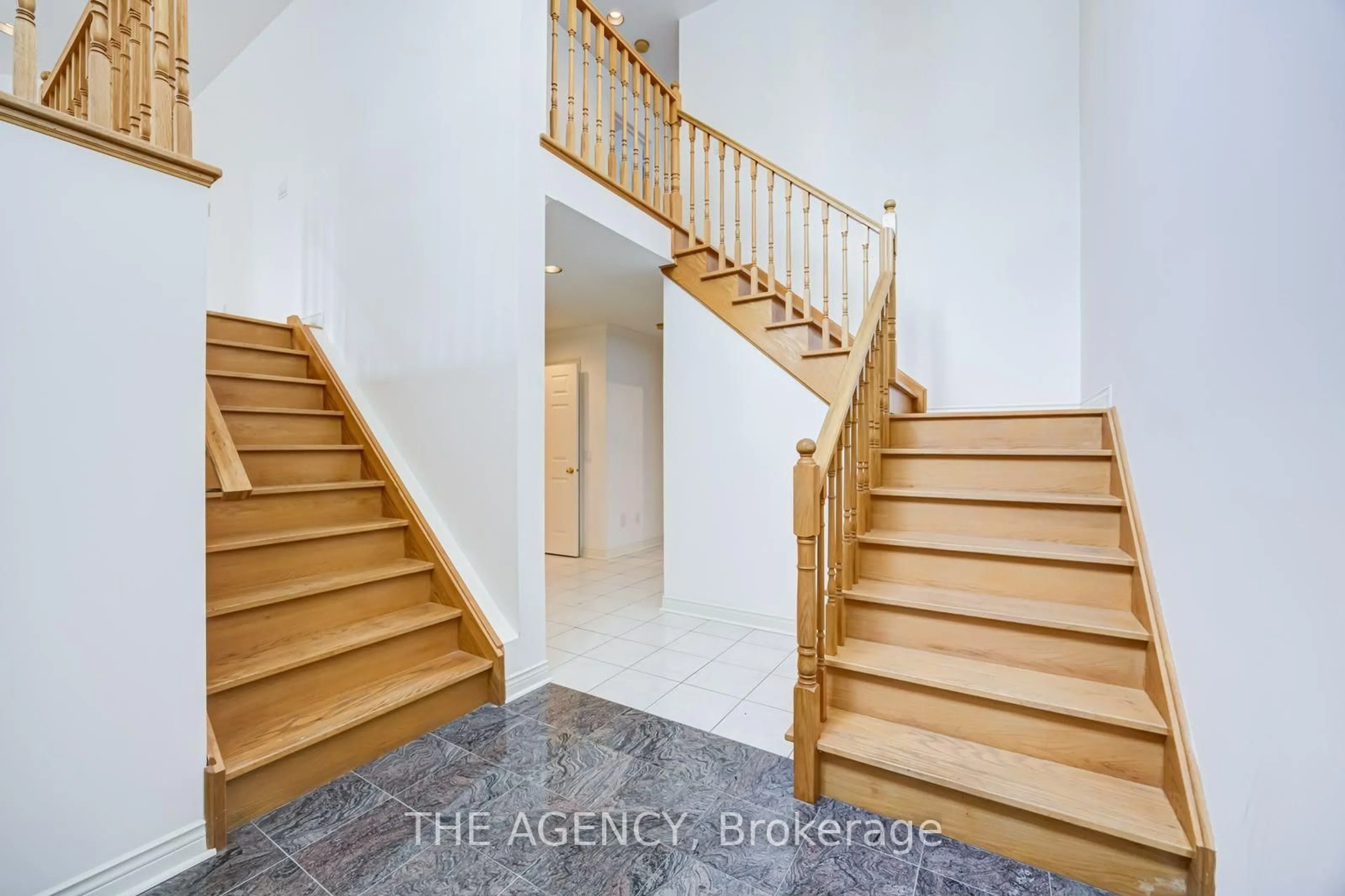 Indoor foyer for 68 Townsgate Dr, Vaughan Ontario L4J 8A4