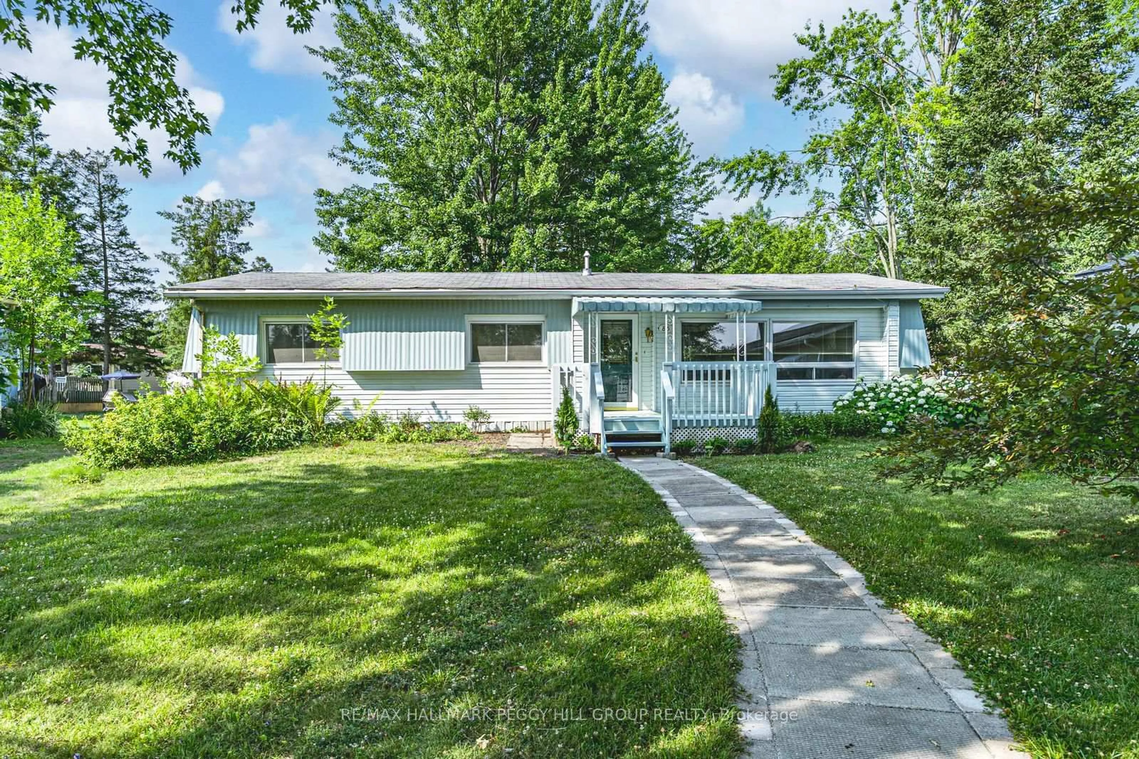Home with vinyl exterior material, street for 85 Hawthorne Dr, Innisfil Ontario L9S 1N5