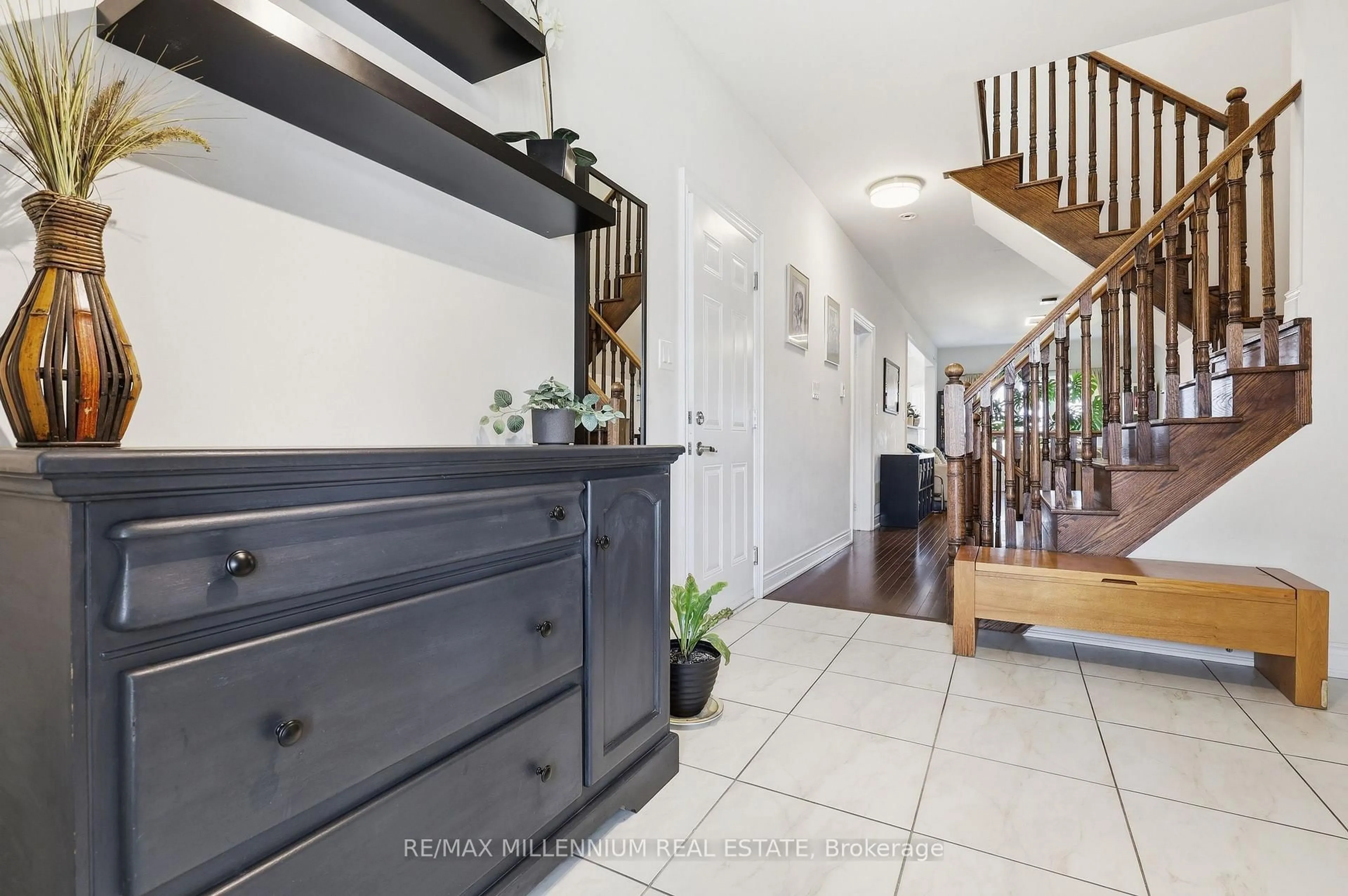 Indoor entryway for 296 Miller Park Ave, Bradford West Gwillimbury Ontario L3Z 0Y1