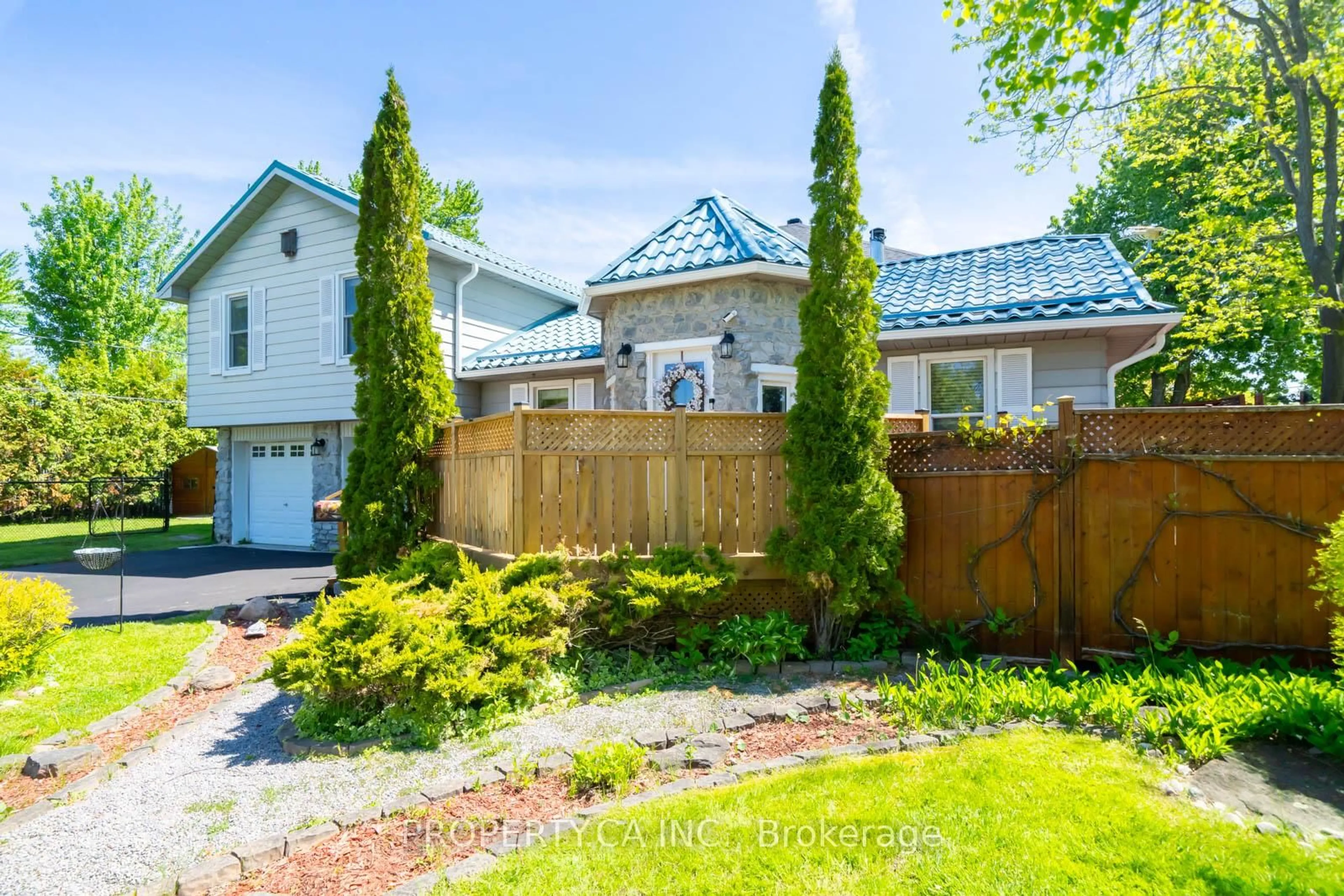A pic from outside/outdoor area/front of a property/back of a property/a pic from drone, street for 131 Cook's Bay Dr, Georgina Ontario L4P 1M8