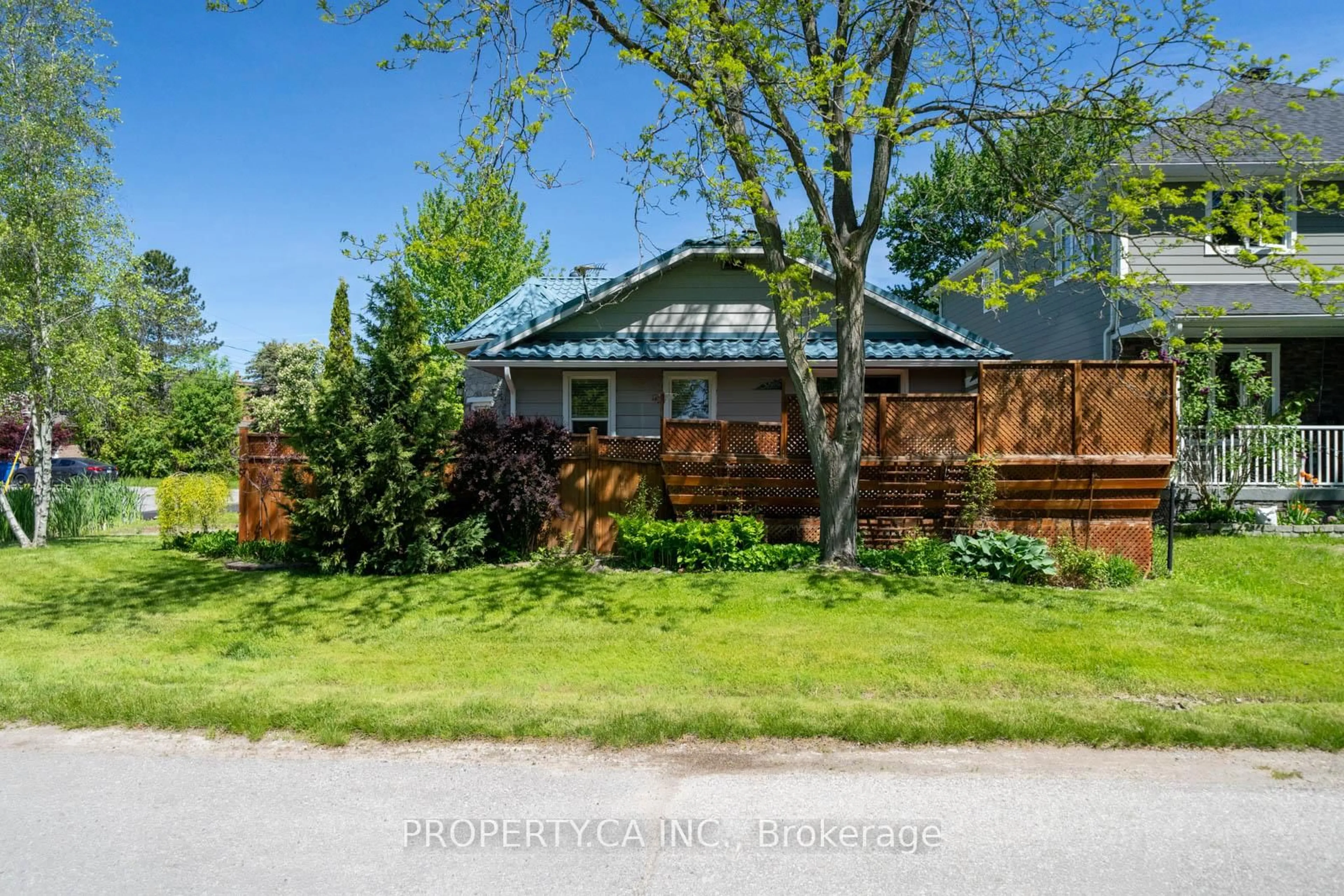 A pic from outside/outdoor area/front of a property/back of a property/a pic from drone, unknown for 131 Cook's Bay Dr, Georgina Ontario L4P 1M8