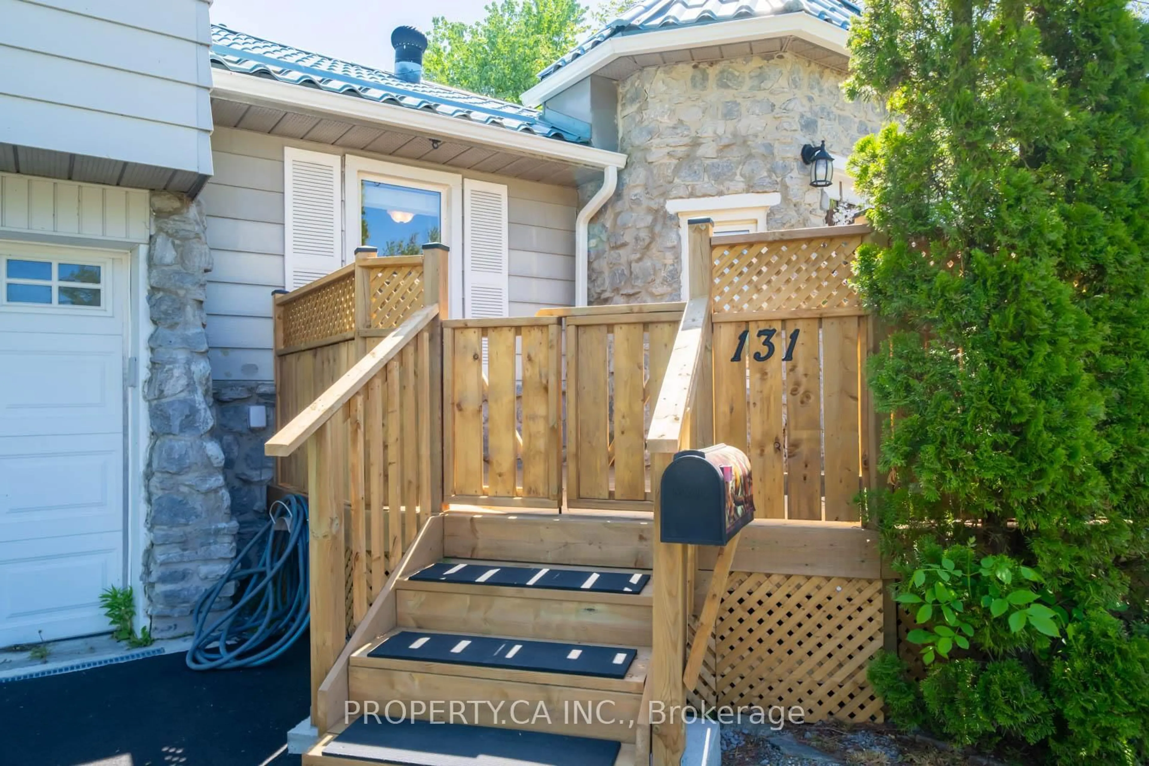 Patio, street for 131 Cook's Bay Dr, Georgina Ontario L4P 1M8