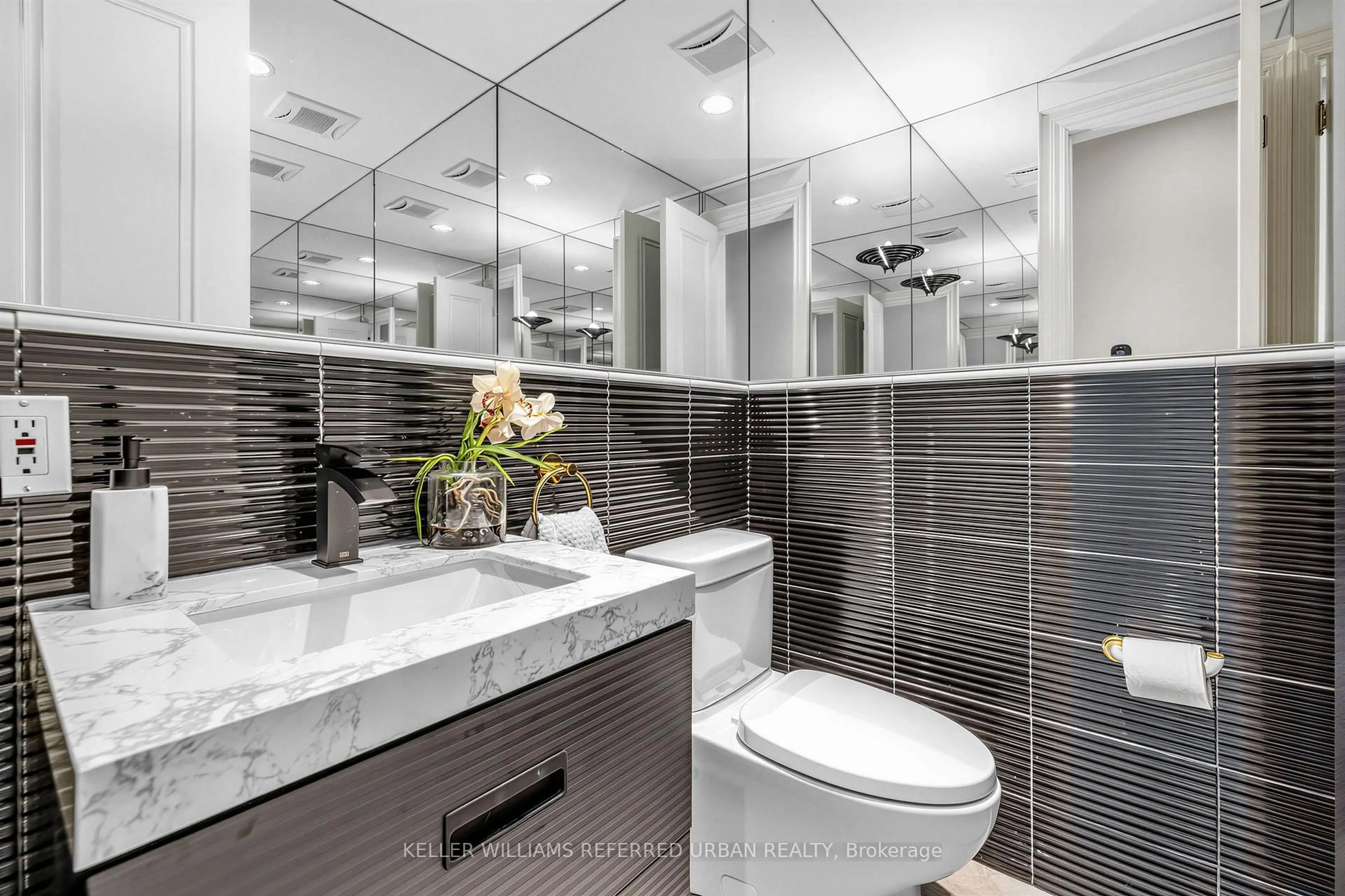 Contemporary bathroom, ceramic/tile floor for 48 Johnson St, Markham Ontario L3T 2N7
