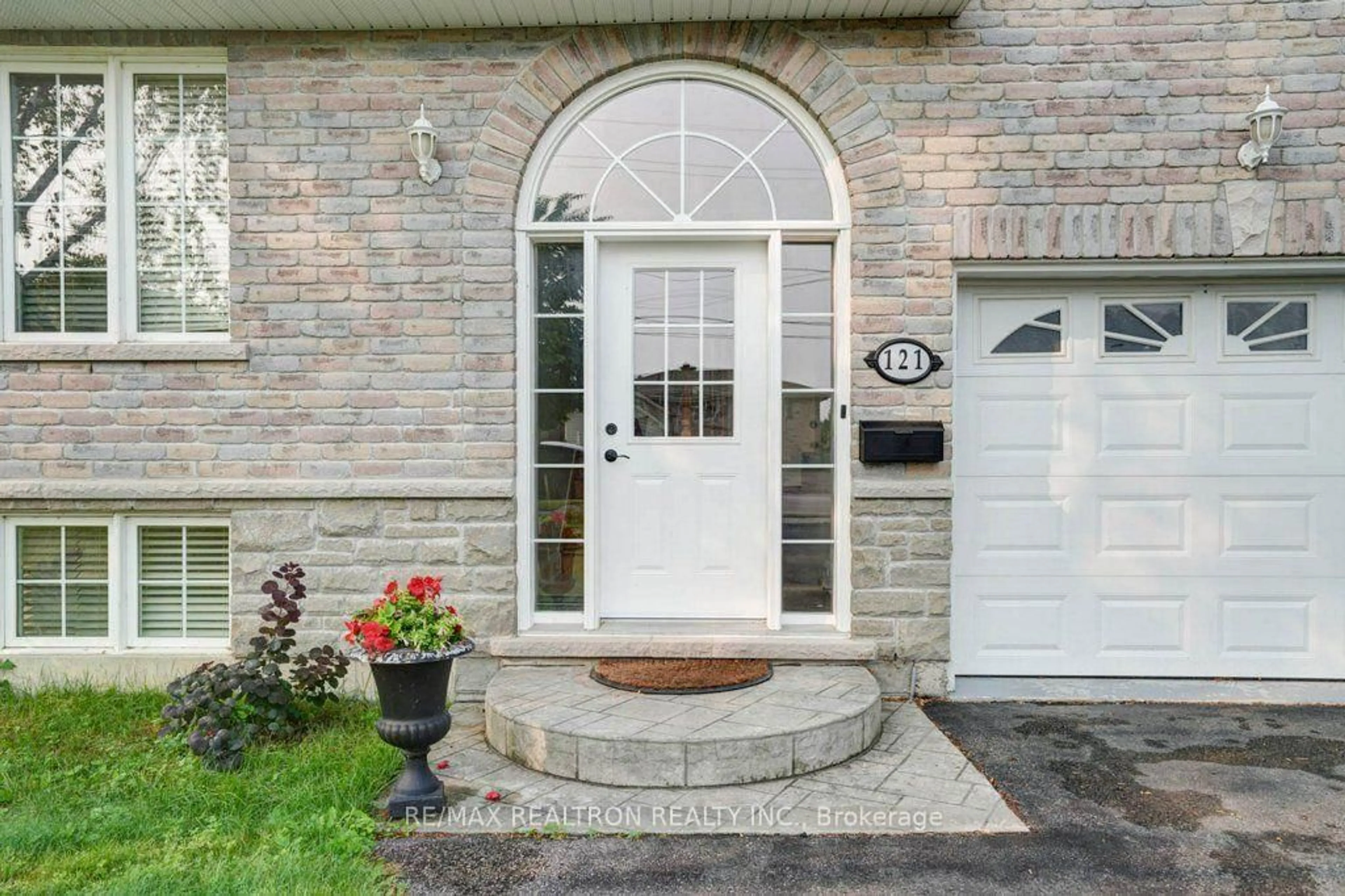 Indoor entryway for 121 Riverglen Dr, Georgina Ontario L4P 2R3