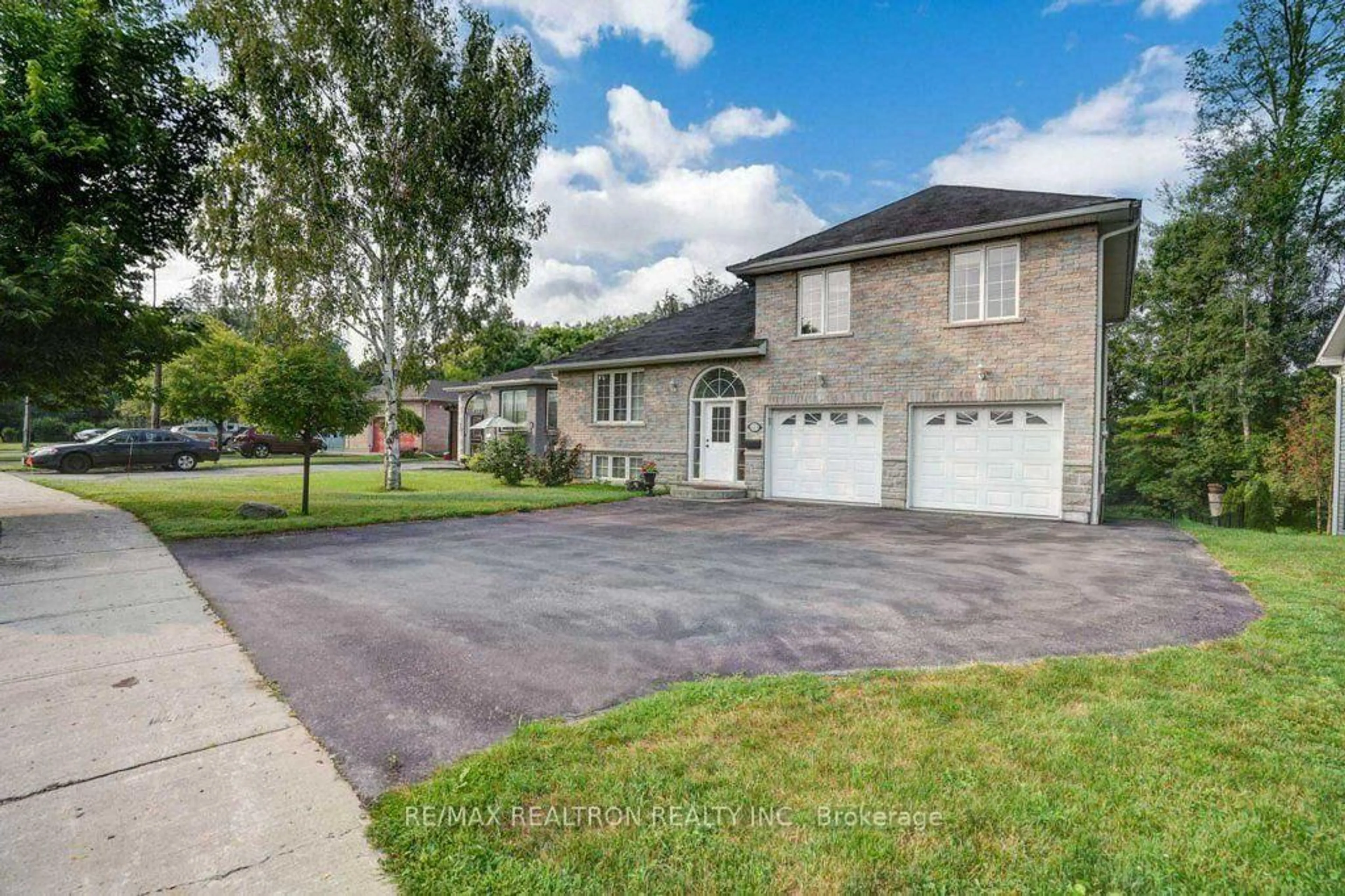 A pic from outside/outdoor area/front of a property/back of a property/a pic from drone, street for 121 Riverglen Dr, Georgina Ontario L4P 2R3
