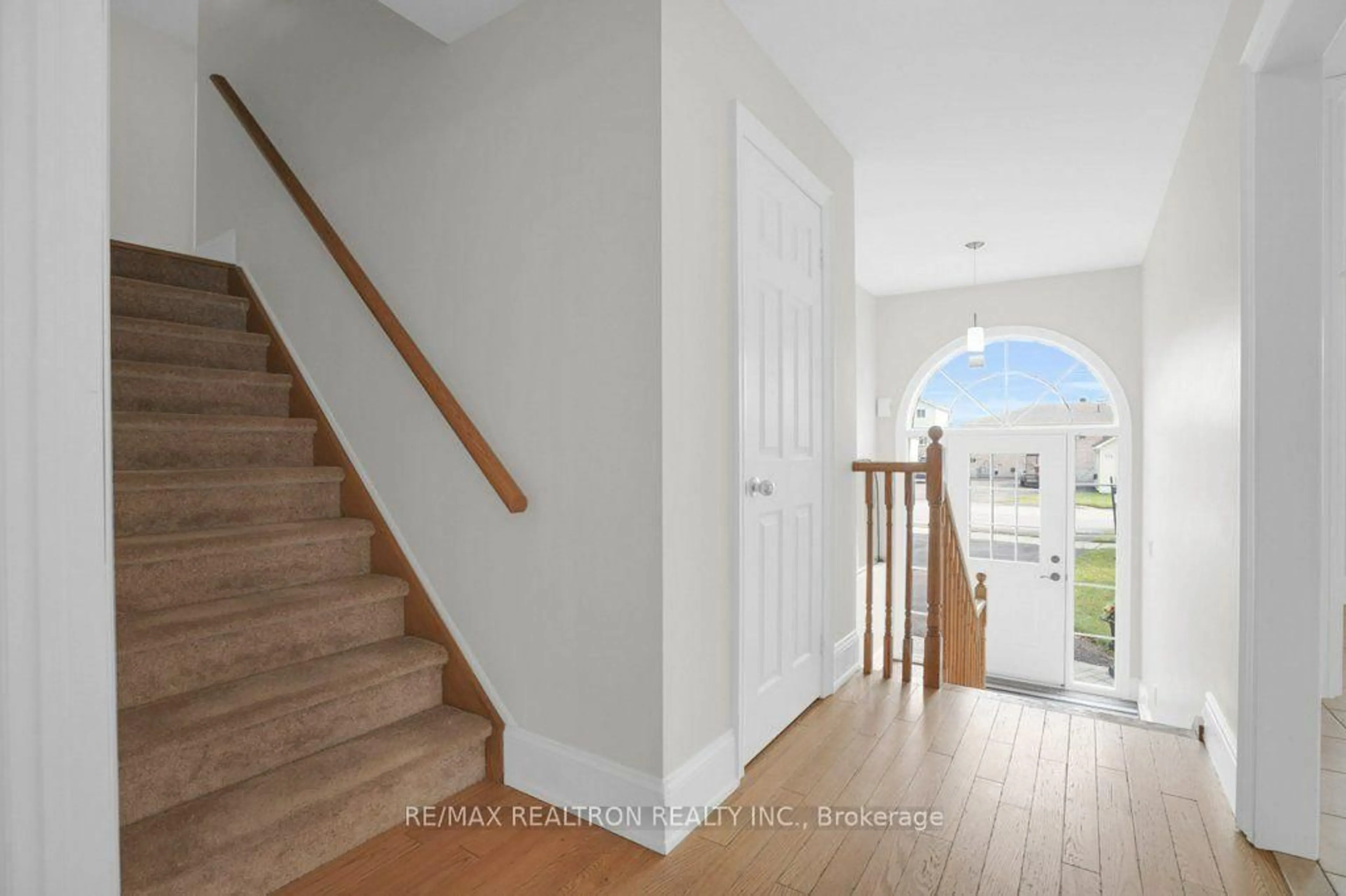 Indoor entryway for 121 Riverglen Dr, Georgina Ontario L4P 2R3
