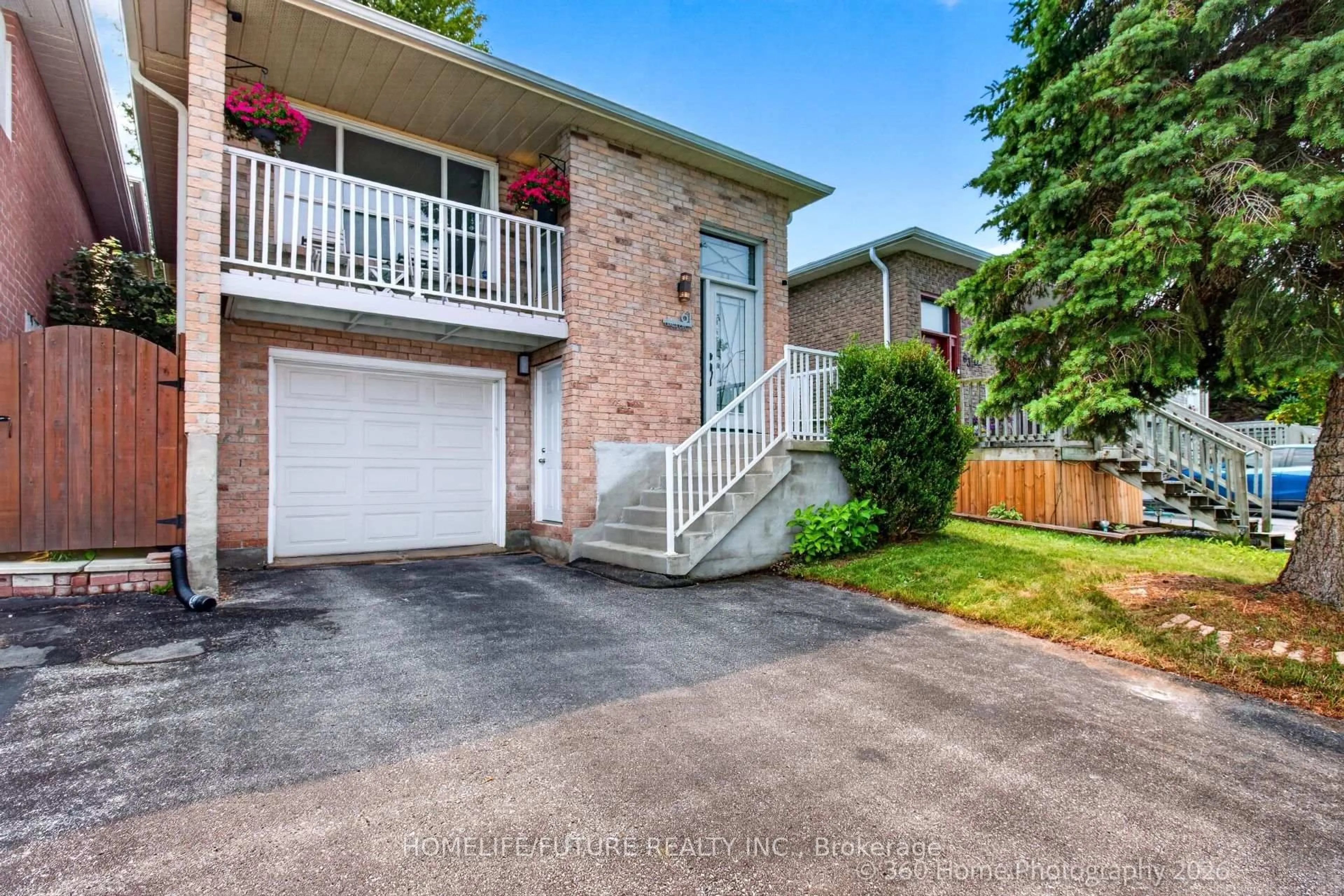 Home with brick exterior material, street for 61 Turner Crt, Bradford West Gwillimbury Ontario L3Z 2W7