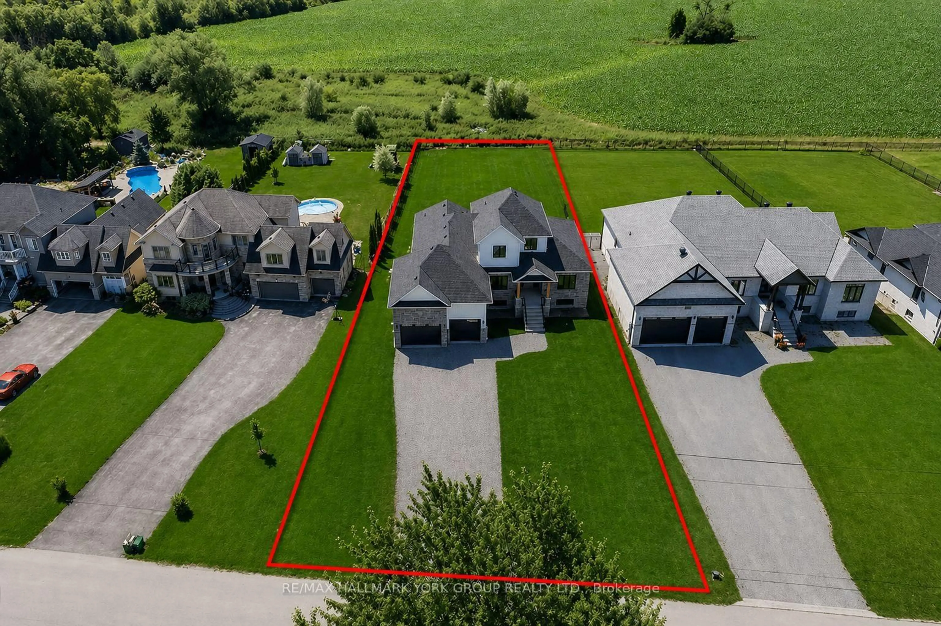 A pic from outside/outdoor area/front of a property/back of a property/a pic from drone, street for 147 Lake Dr, Georgina Ontario L4P 0S7