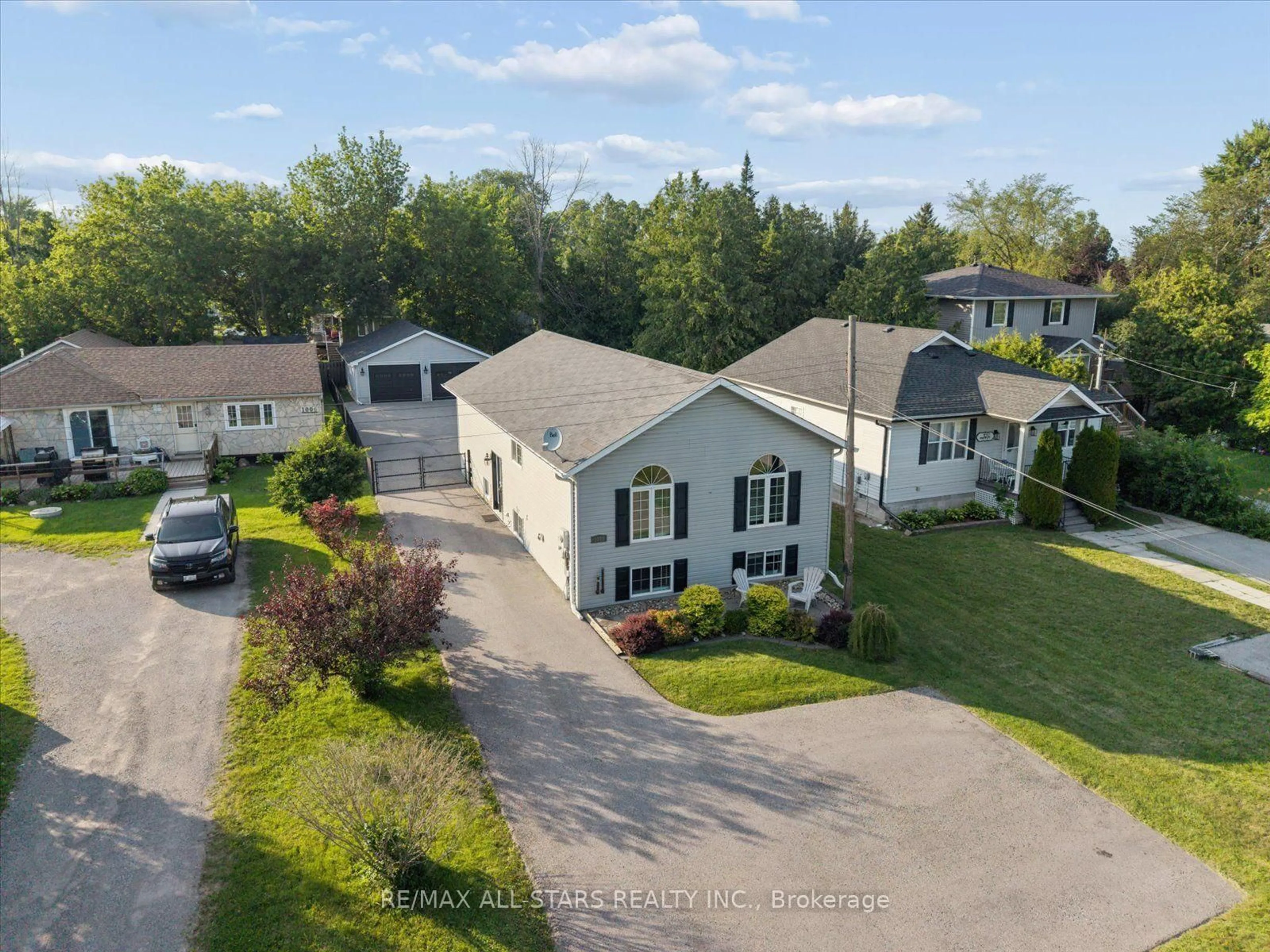 A pic from outside/outdoor area/front of a property/back of a property/a pic from drone, street for 1008 Metro Rd, Georgina Ontario L4P 3E9