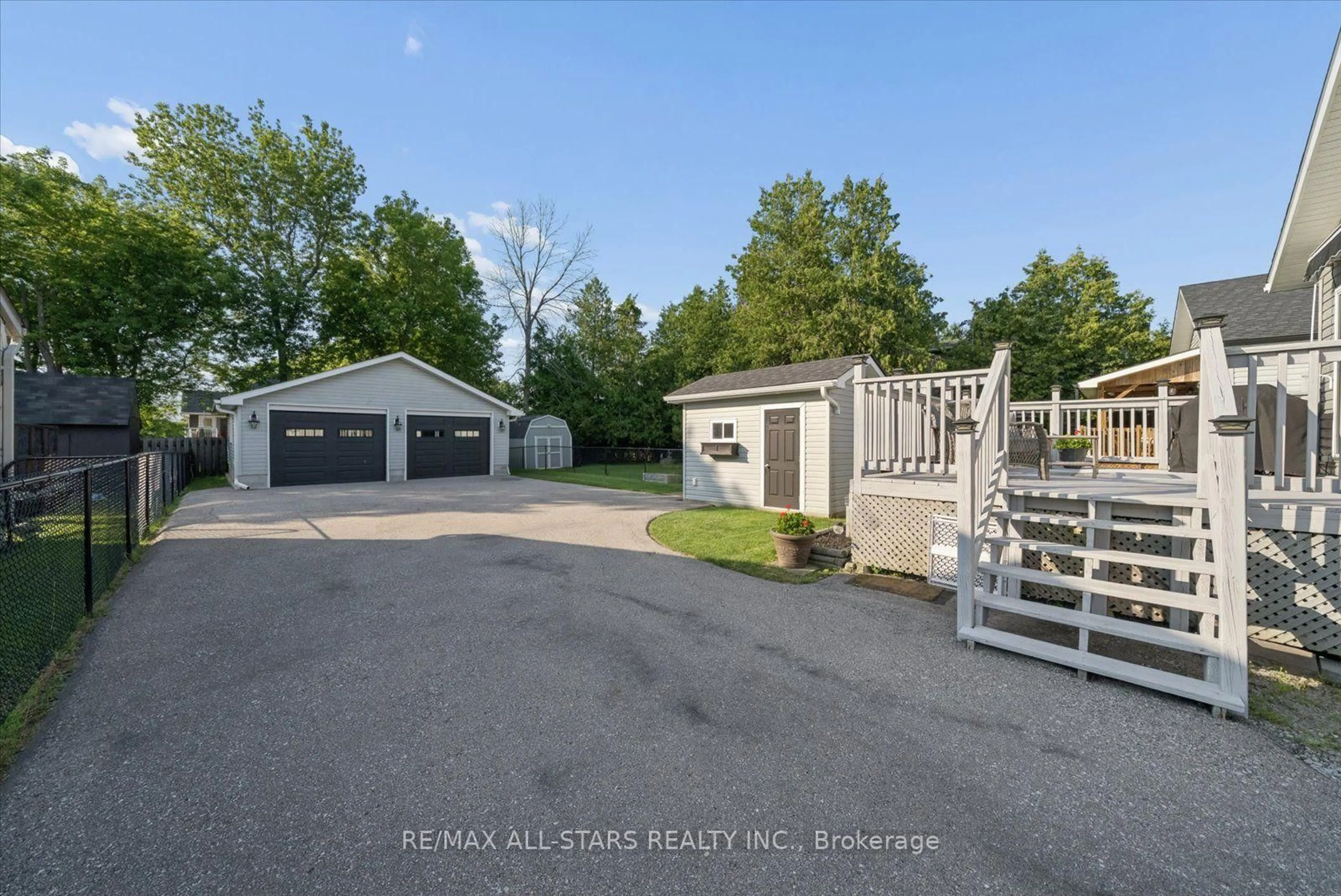 A pic from outside/outdoor area/front of a property/back of a property/a pic from drone, unknown for 1008 Metro Rd, Georgina Ontario L4P 3E9