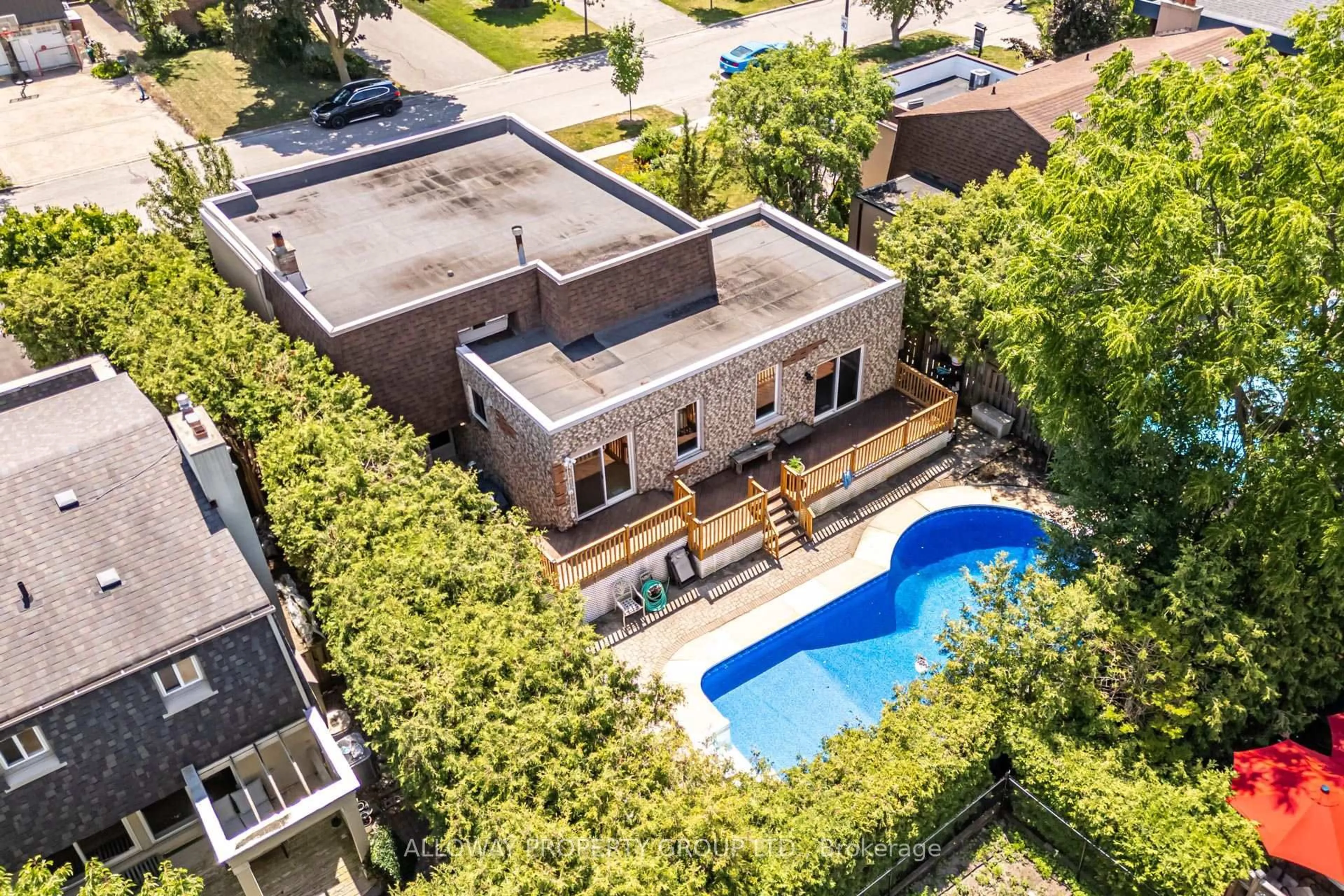 A pic from outside/outdoor area/front of a property/back of a property/a pic from drone, street for 32 Reesorville Rd, Markham Ontario L3P 3L2