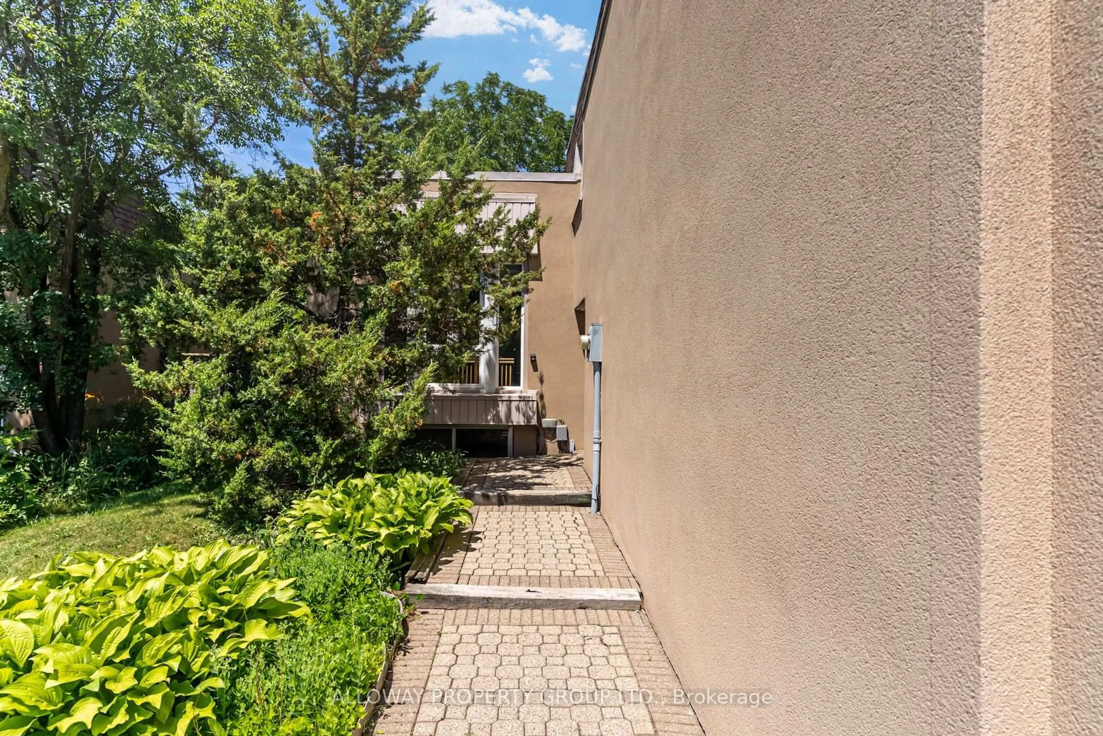 Patio, street for 32 Reesorville Rd, Markham Ontario L3P 3L2