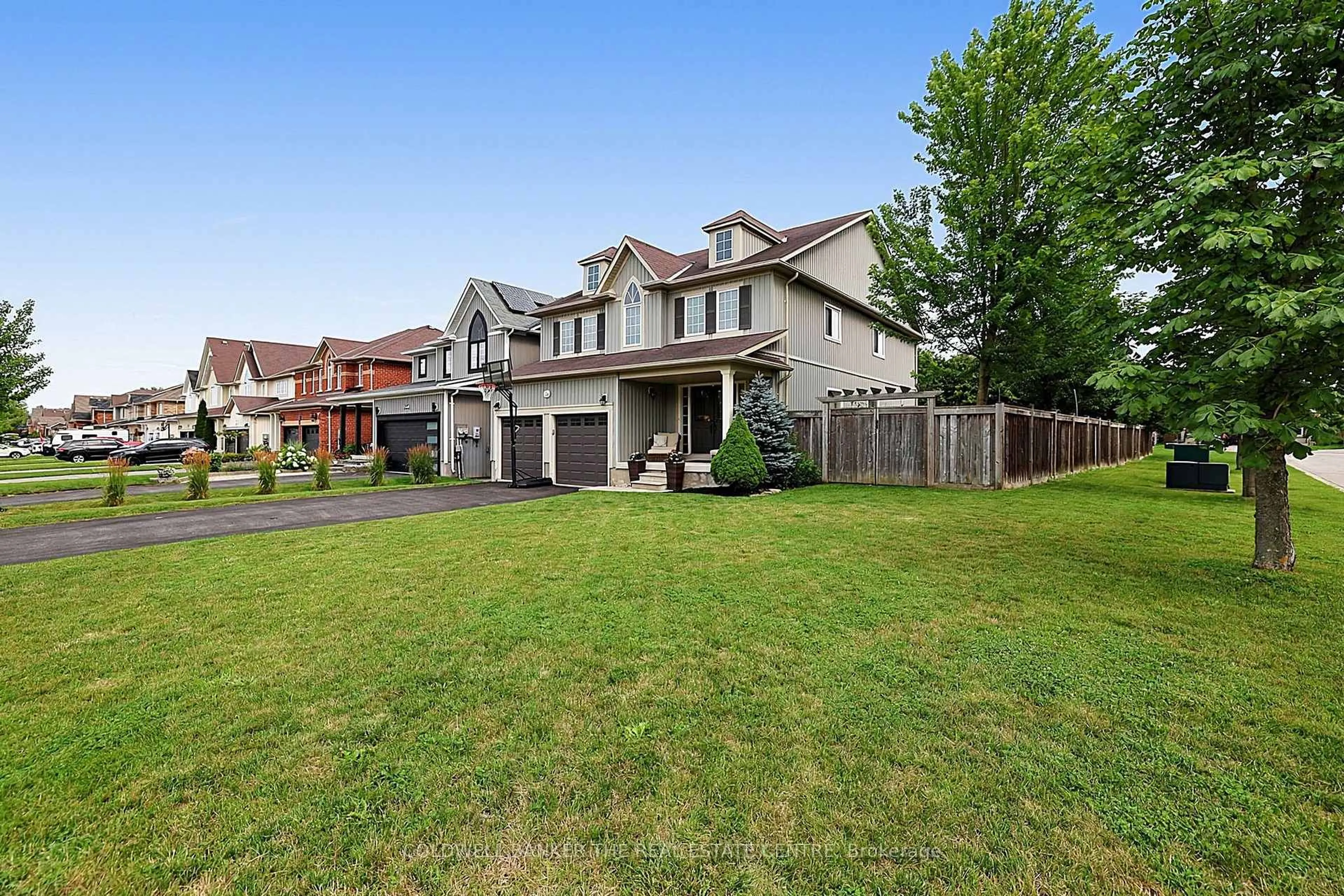 A pic from outside/outdoor area/front of a property/back of a property/a pic from drone, street for 126 Donald Stewart Cres, East Gwillimbury Ontario L0G 1M0