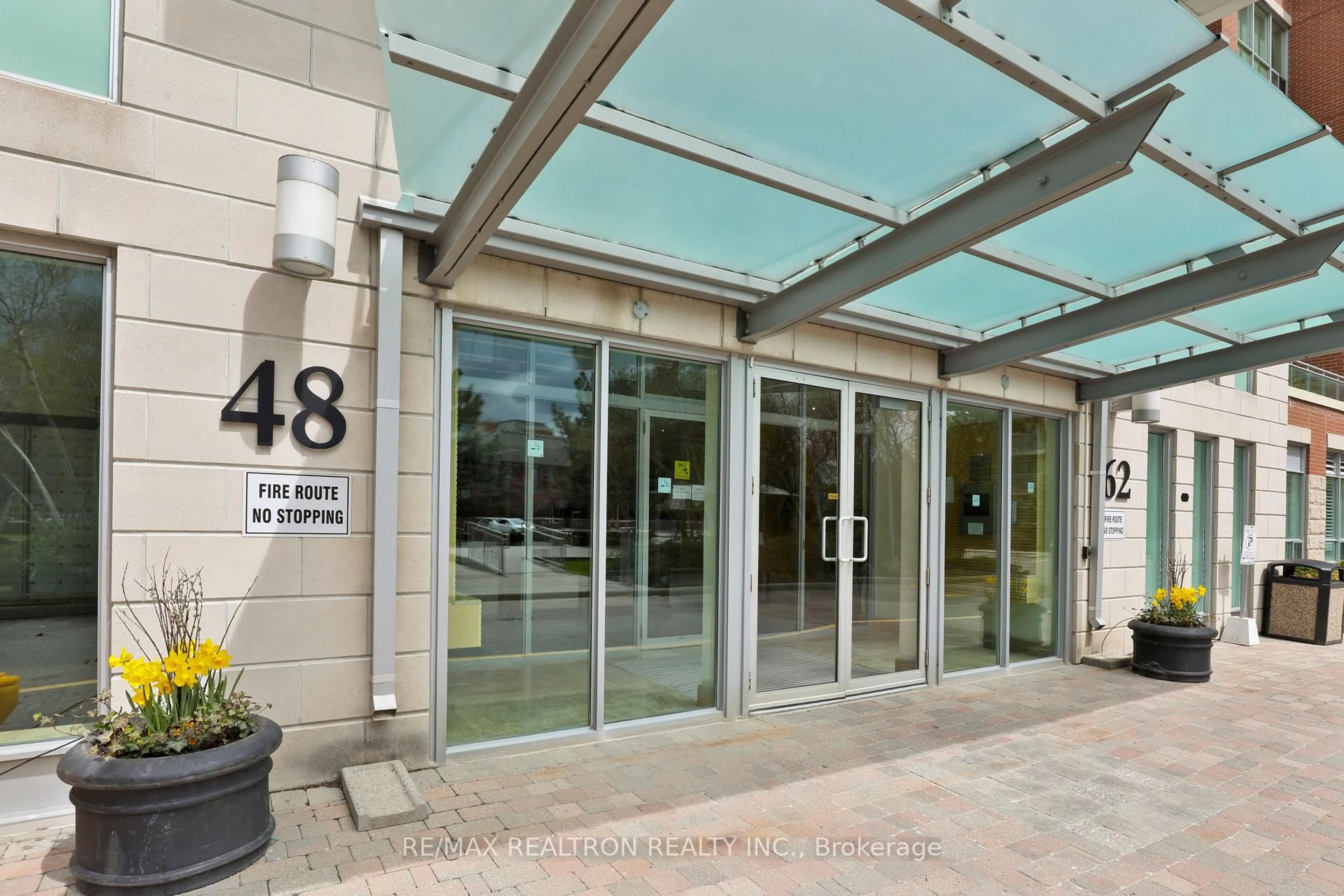 Indoor foyer for 48 Suncrest Blvd #112, Markham Ontario L3T 7Y5