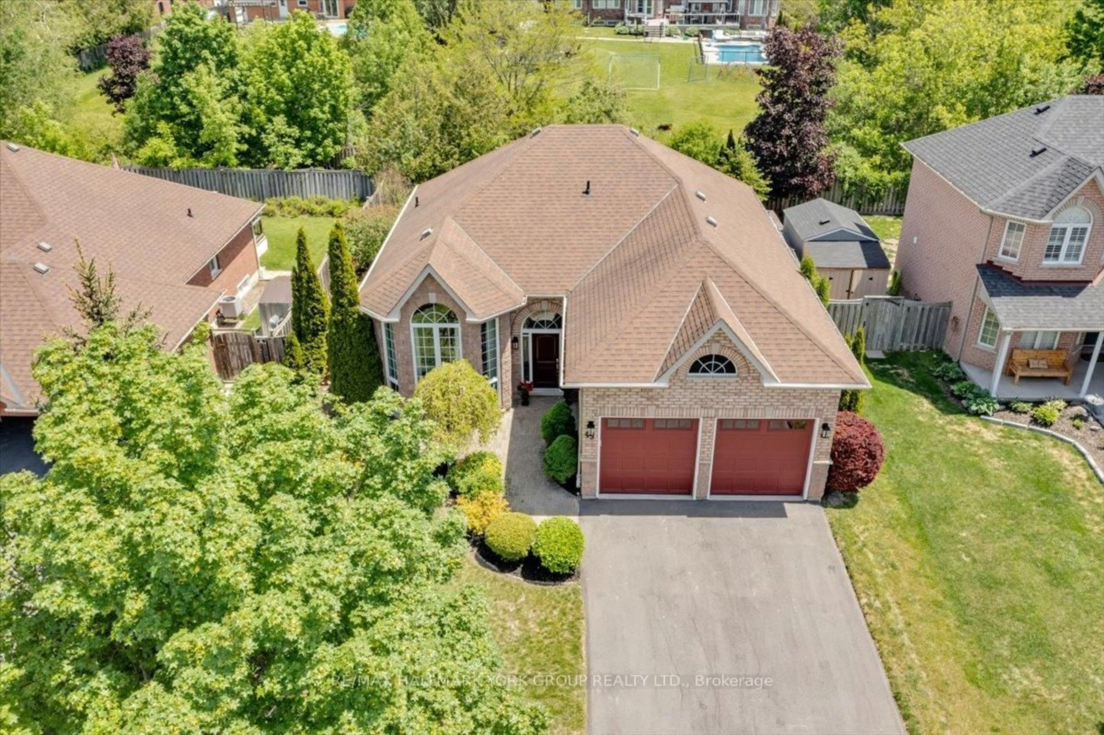 A pic from outside/outdoor area/front of a property/back of a property/a pic from drone, street for 45 Highcastle Ave, Georgina Ontario L4P 4B5