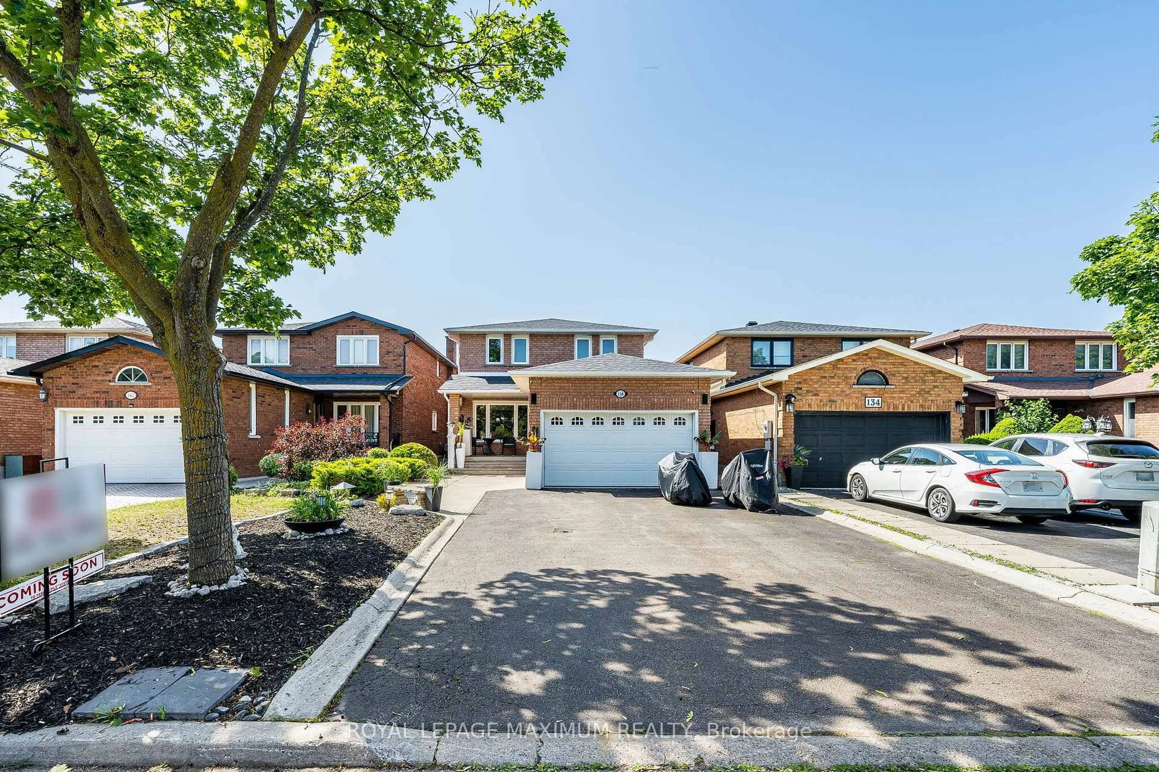 A pic from outside/outdoor area/front of a property/back of a property/a pic from drone, street for 138 Jackman Cres, Vaughan Ontario L4L 6P1