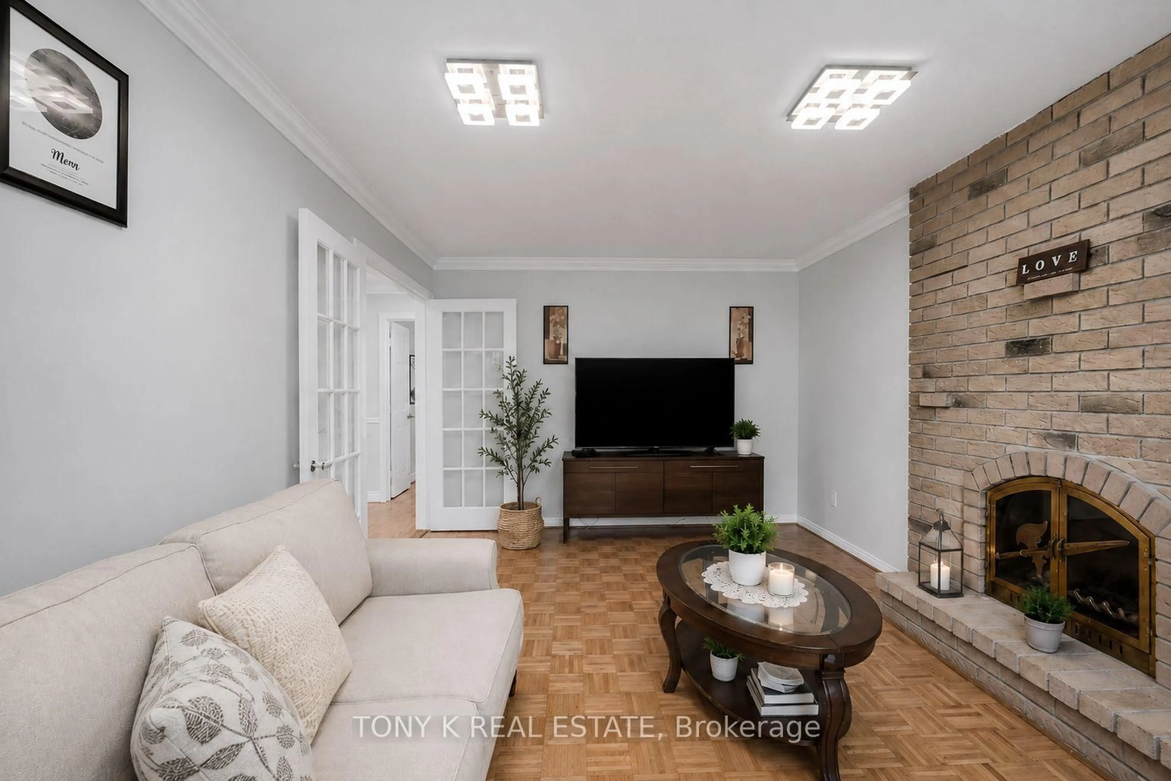 Living room with furniture, unknown for 515 London Rd, Newmarket Ontario L3Y 6E4