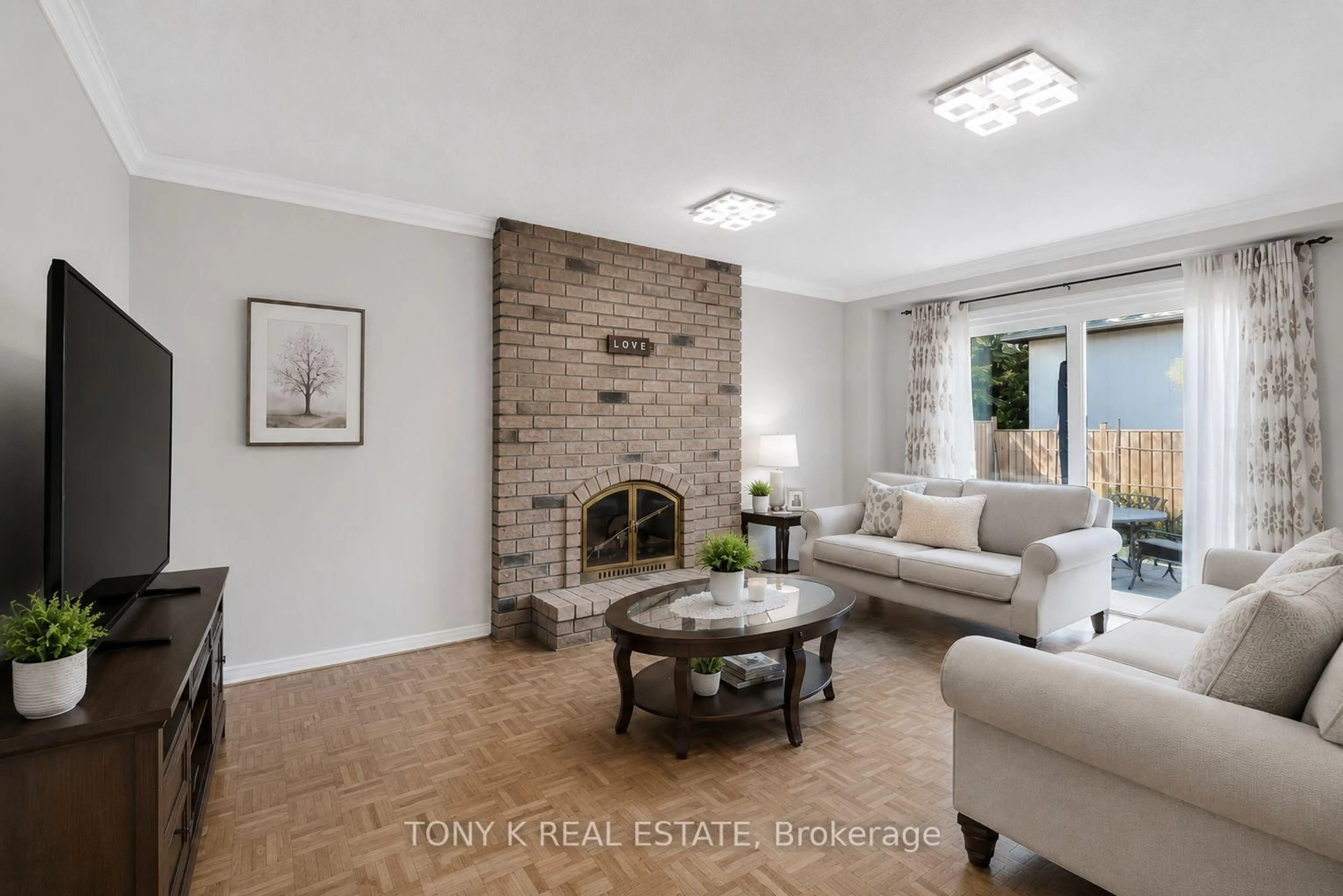 Living room with furniture, ceramic/tile floor for 515 London Rd, Newmarket Ontario L3Y 6E4