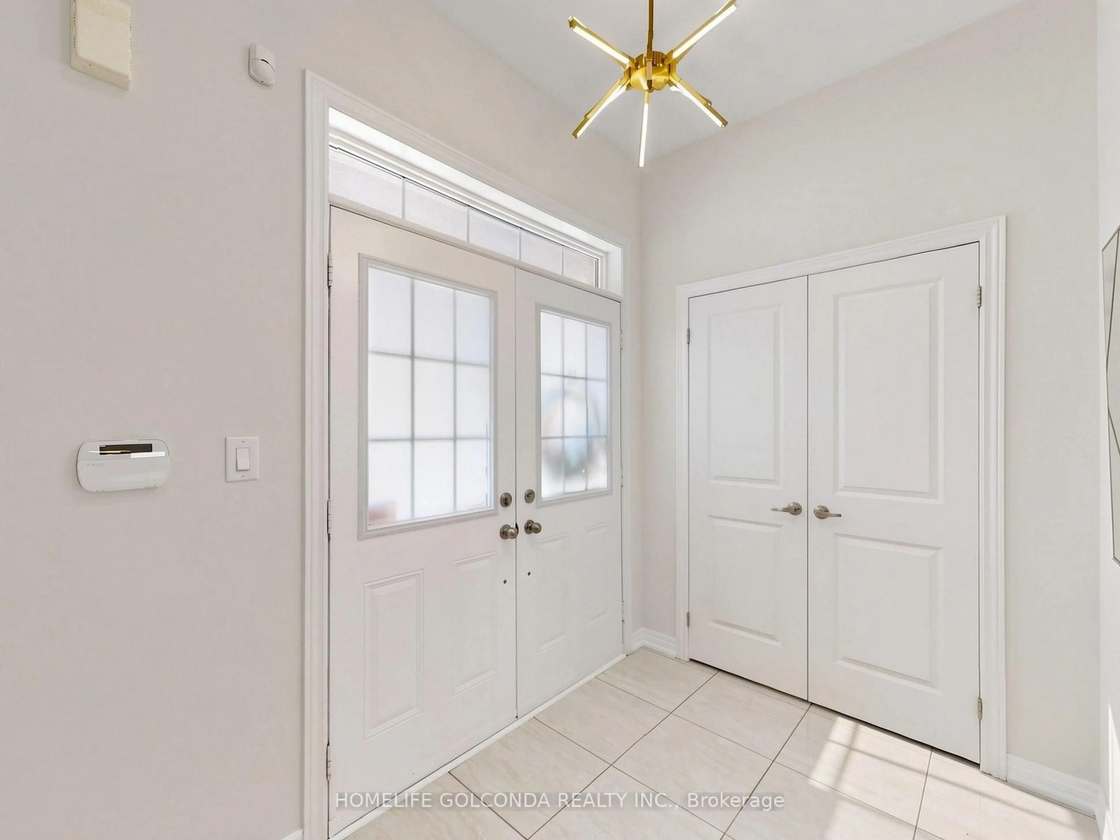 Indoor entryway for 31 Bolsby Crt, Aurora Ontario L4G 1B7