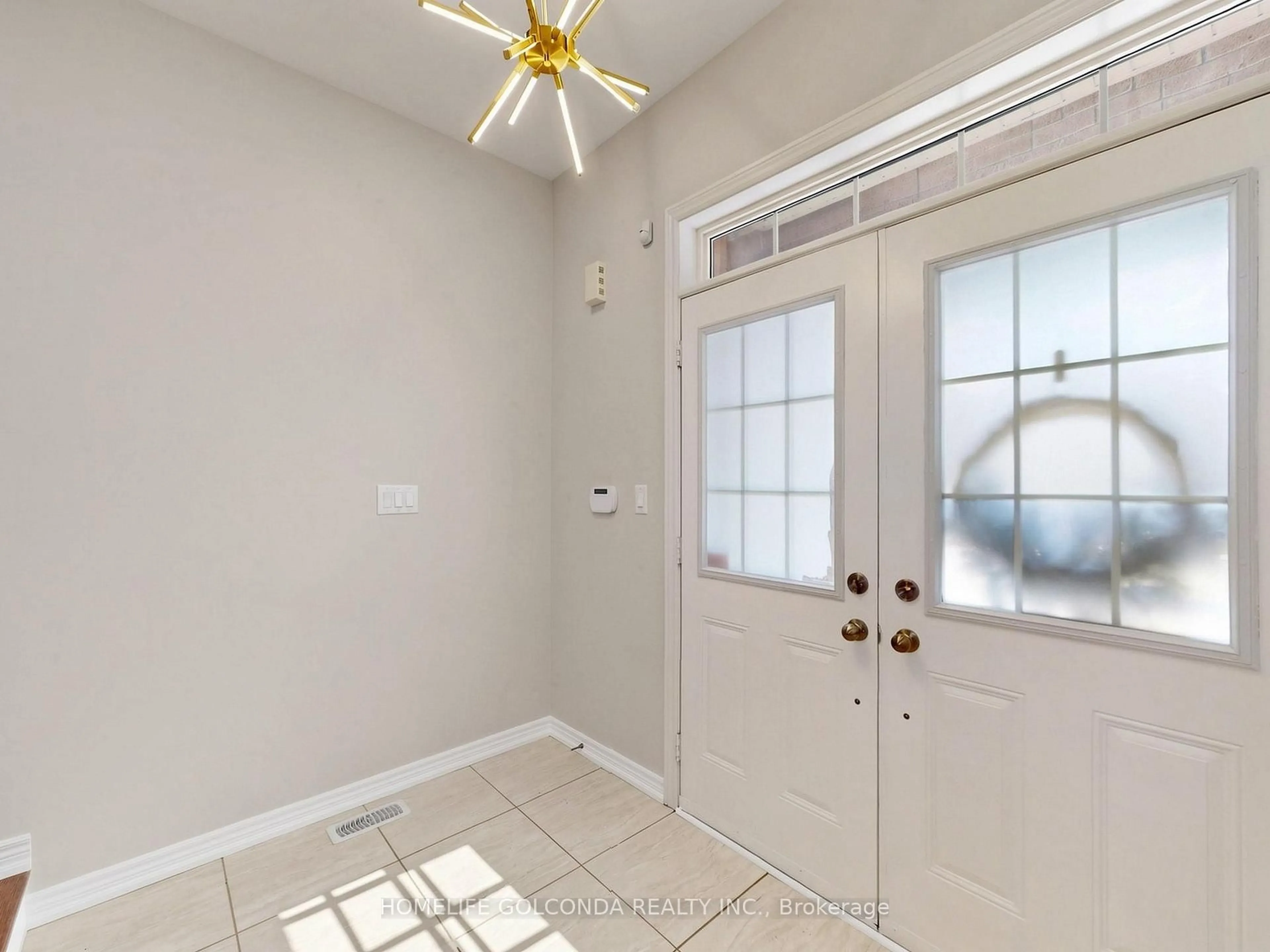 Indoor entryway for 31 Bolsby Crt, Aurora Ontario L4G 1B7