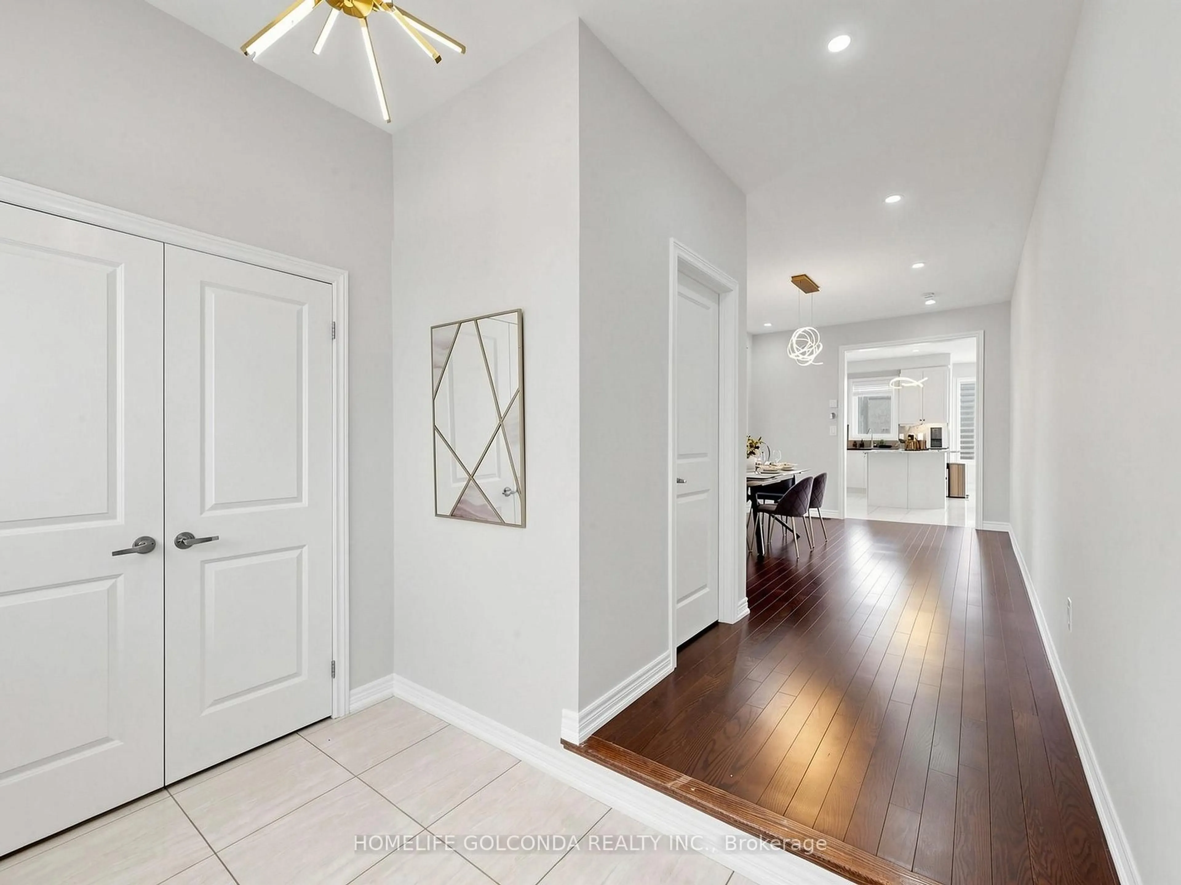 Indoor entryway for 31 Bolsby Crt, Aurora Ontario L4G 1B7
