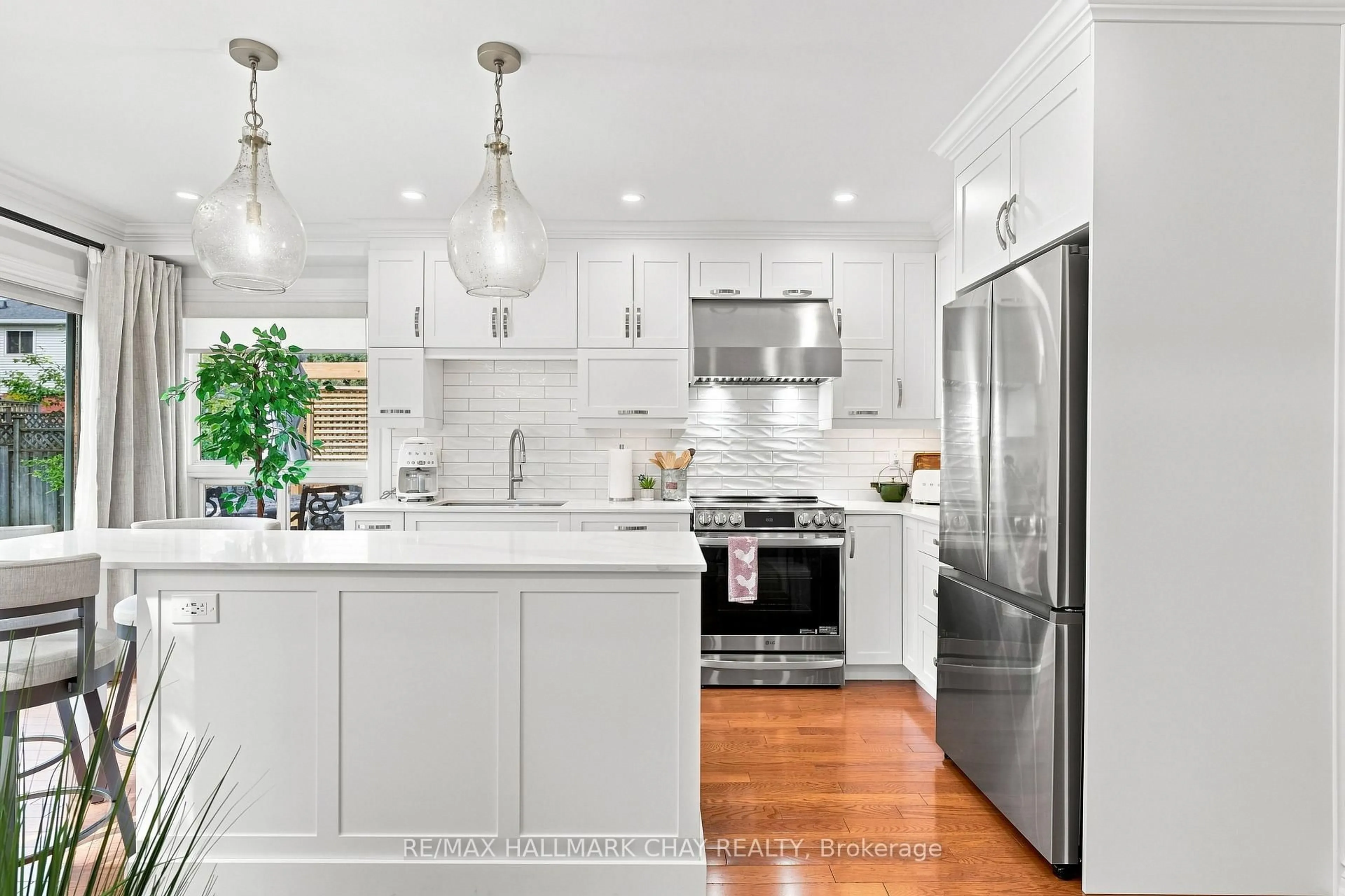 Open concept kitchen, ceramic/tile floor for 23 Twelve Oaks Dr, Aurora Ontario L4G 6J5