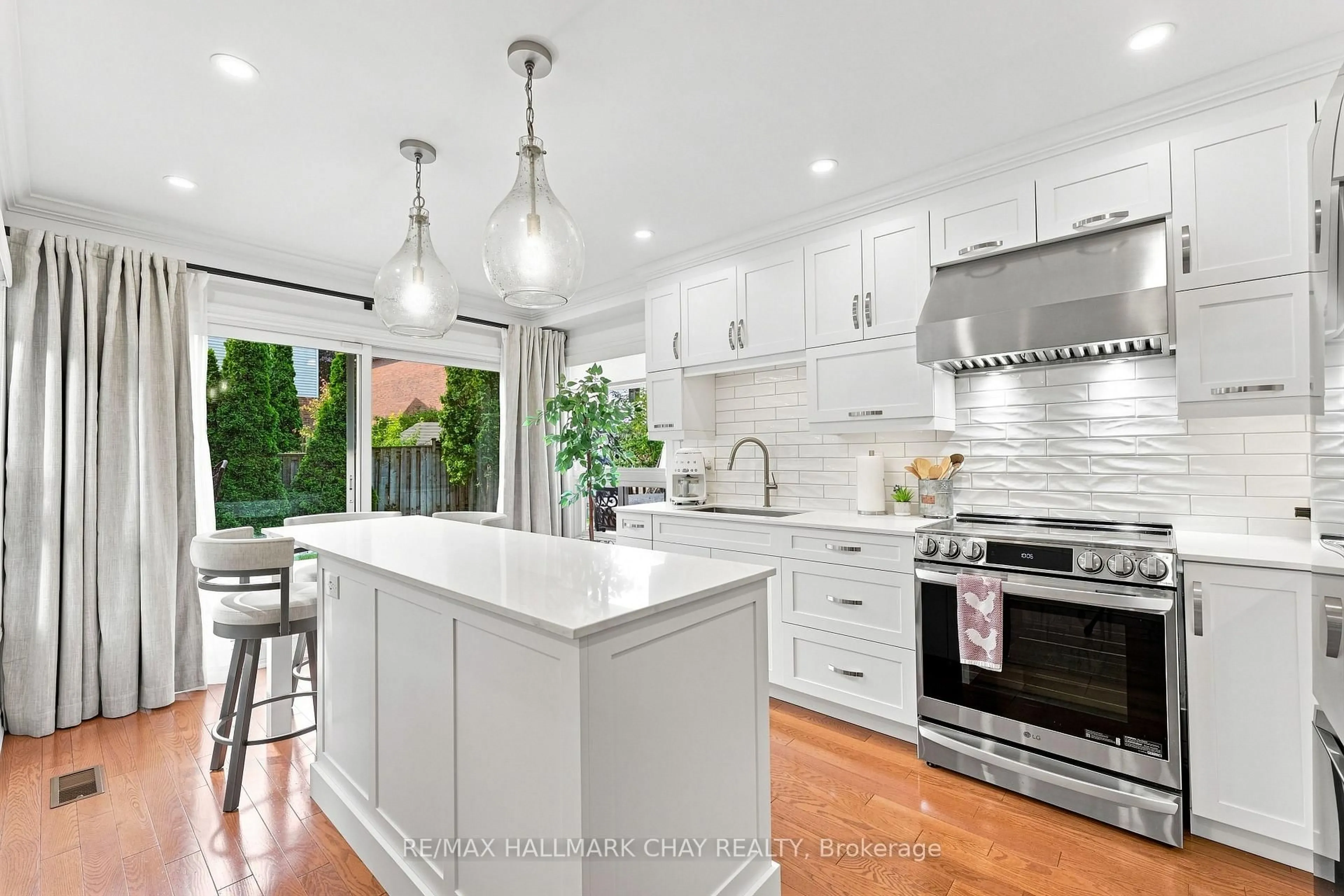 Open concept kitchen, ceramic/tile floor for 23 Twelve Oaks Dr, Aurora Ontario L4G 6J5