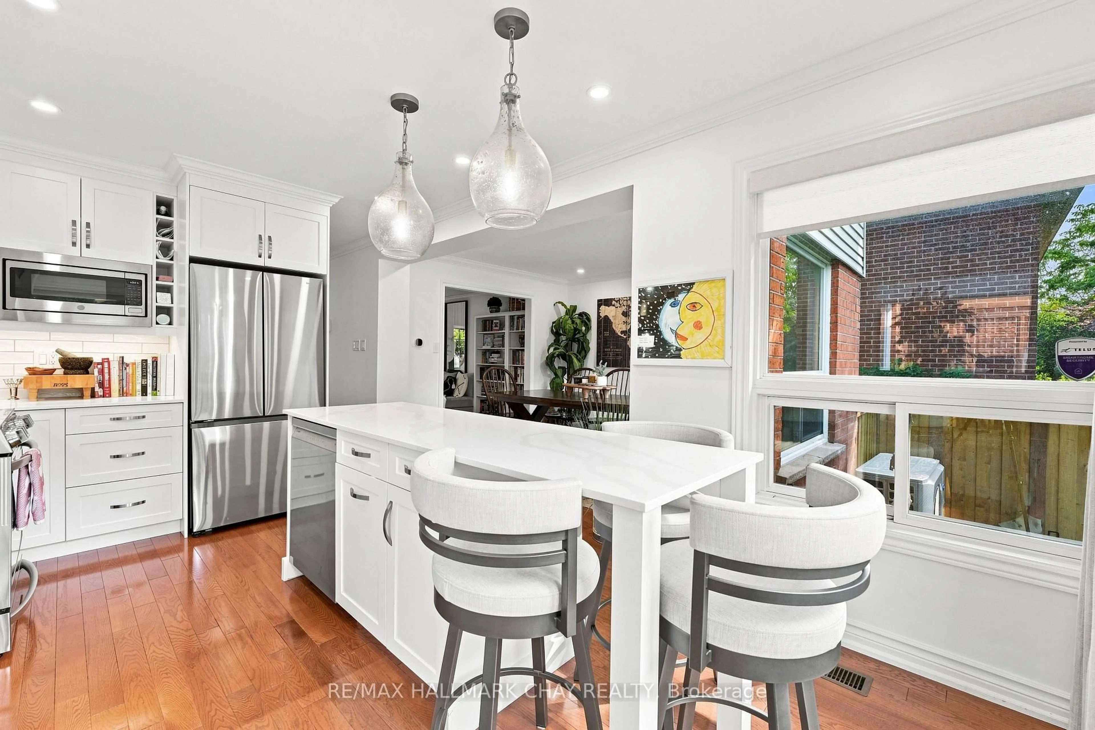 Contemporary kitchen, unknown for 23 Twelve Oaks Dr, Aurora Ontario L4G 6J5