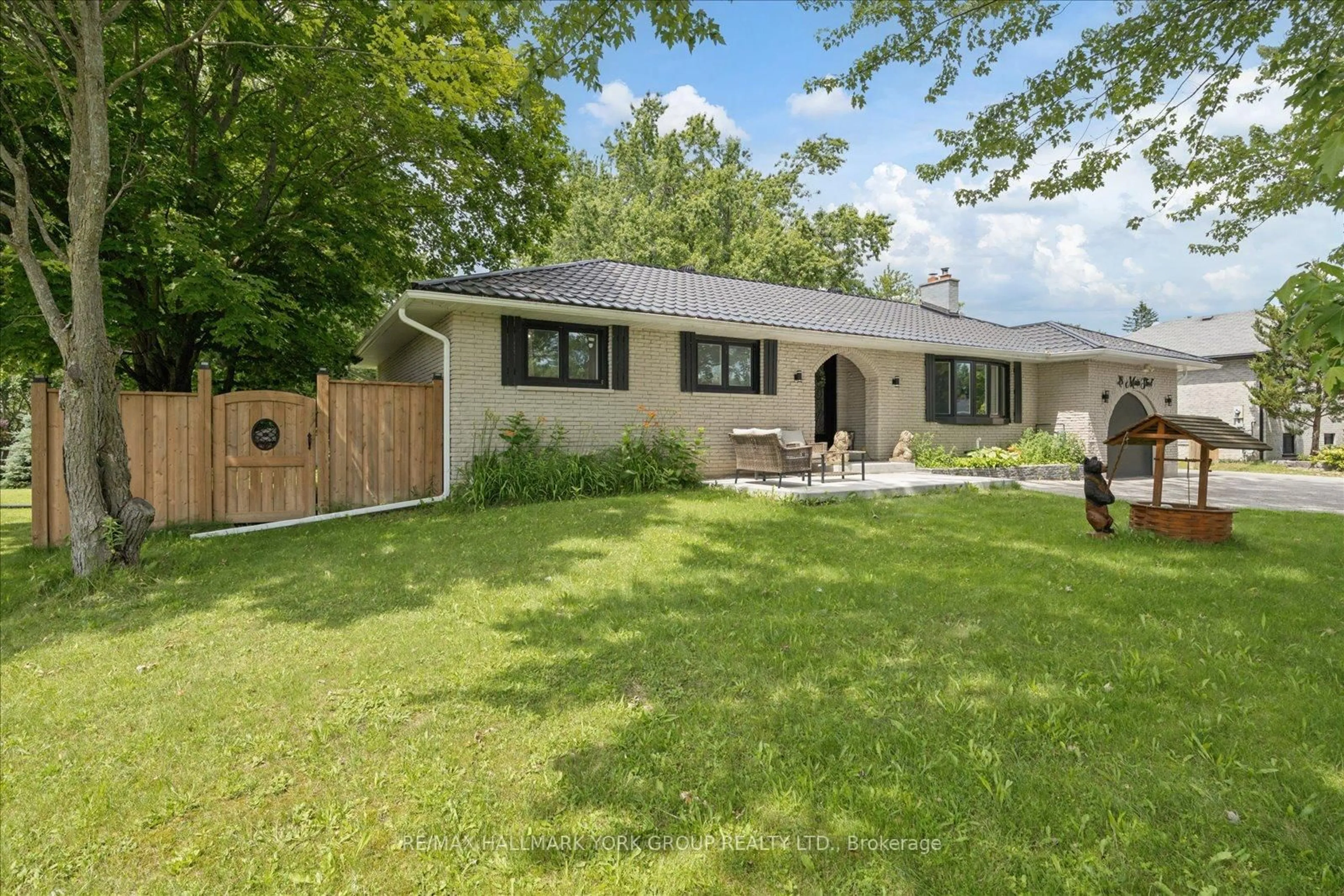 A pic from outside/outdoor area/front of a property/back of a property/a pic from drone, unknown for 28 Main St, Georgina Ontario L0E 1N0