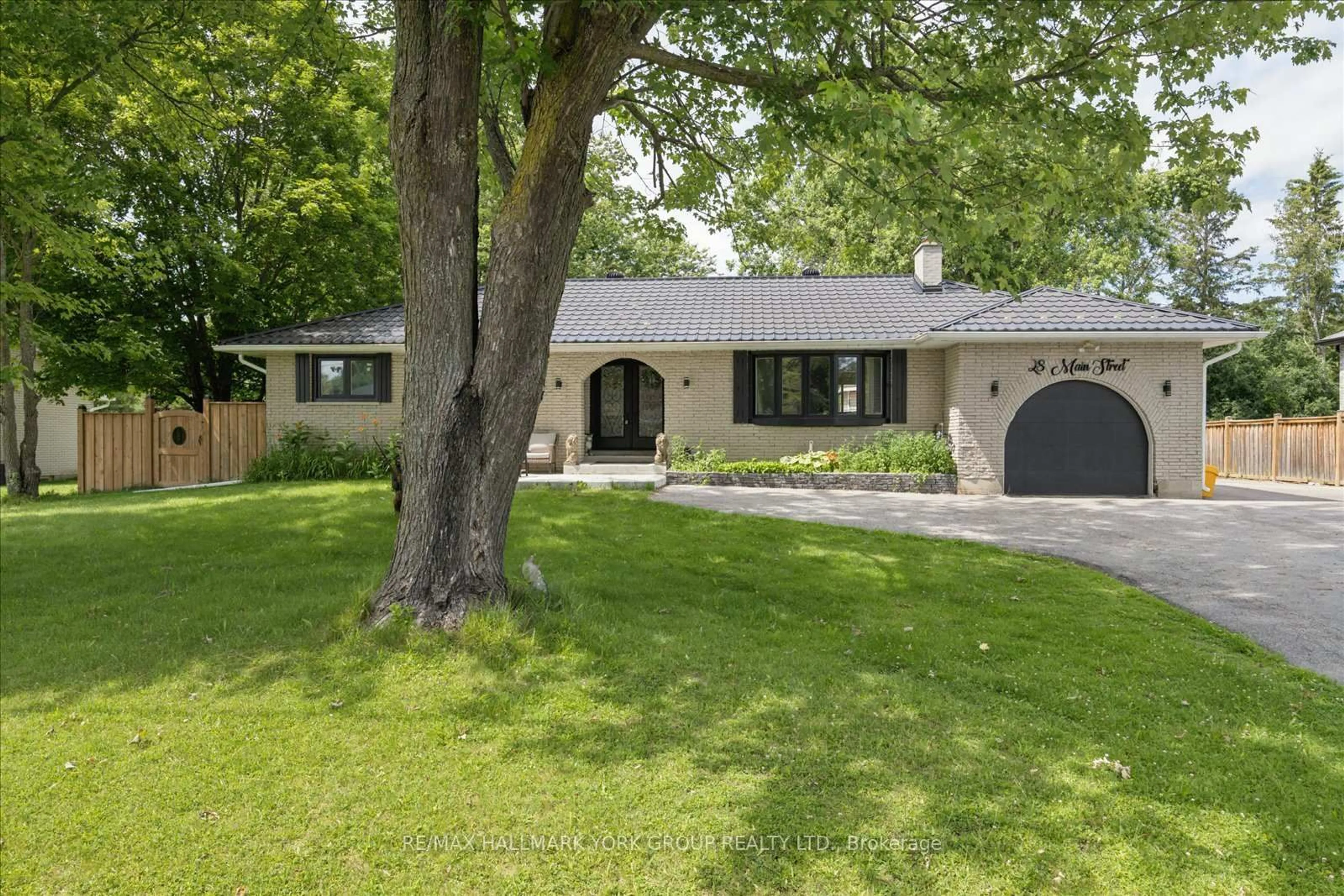 Home with brick exterior material, street for 28 Main St, Georgina Ontario L0E 1N0