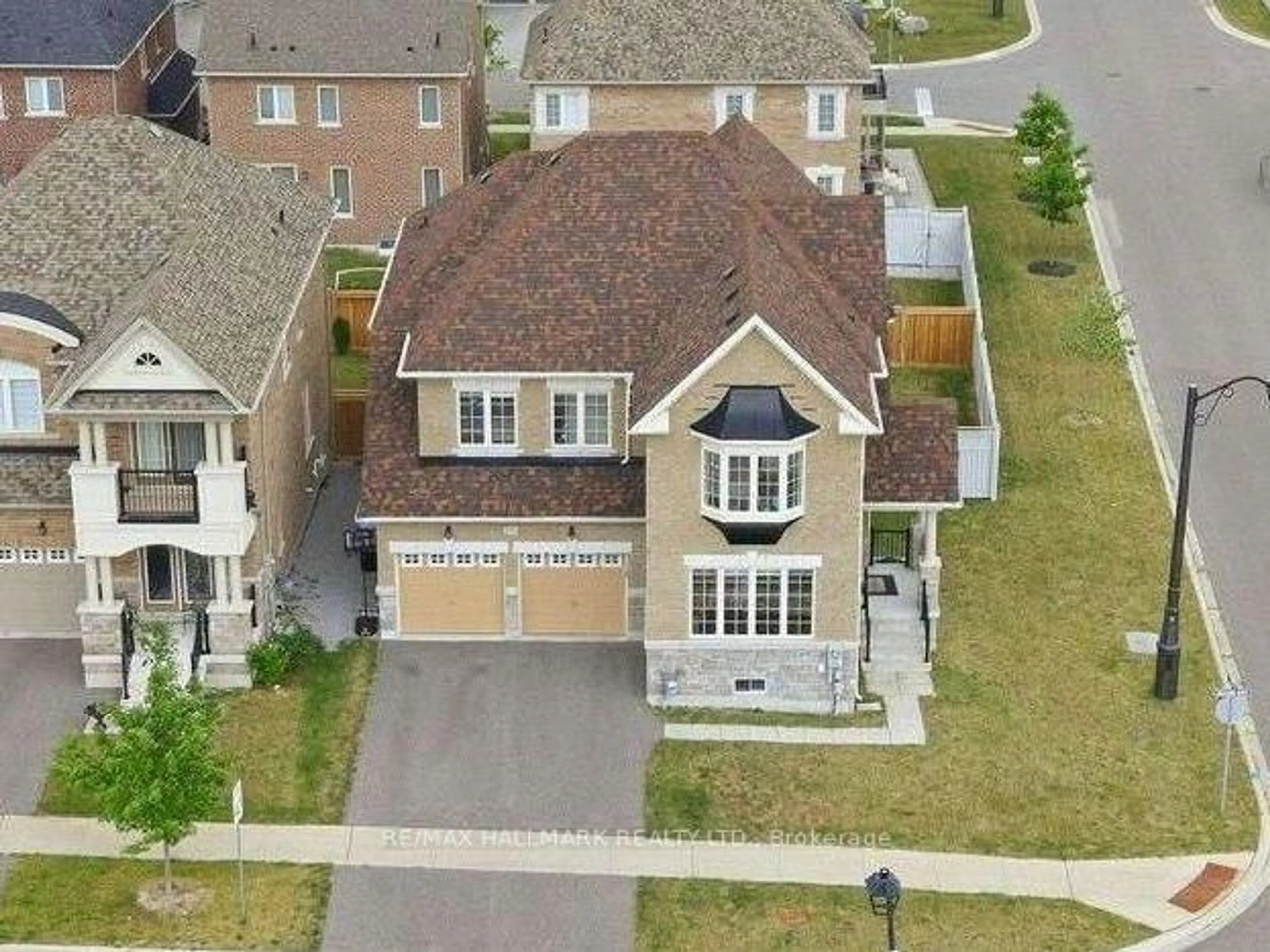 A pic from outside/outdoor area/front of a property/back of a property/a pic from drone, street for 1021 Langford Blvd, Bradford West Gwillimbury Ontario L3Z 4K9