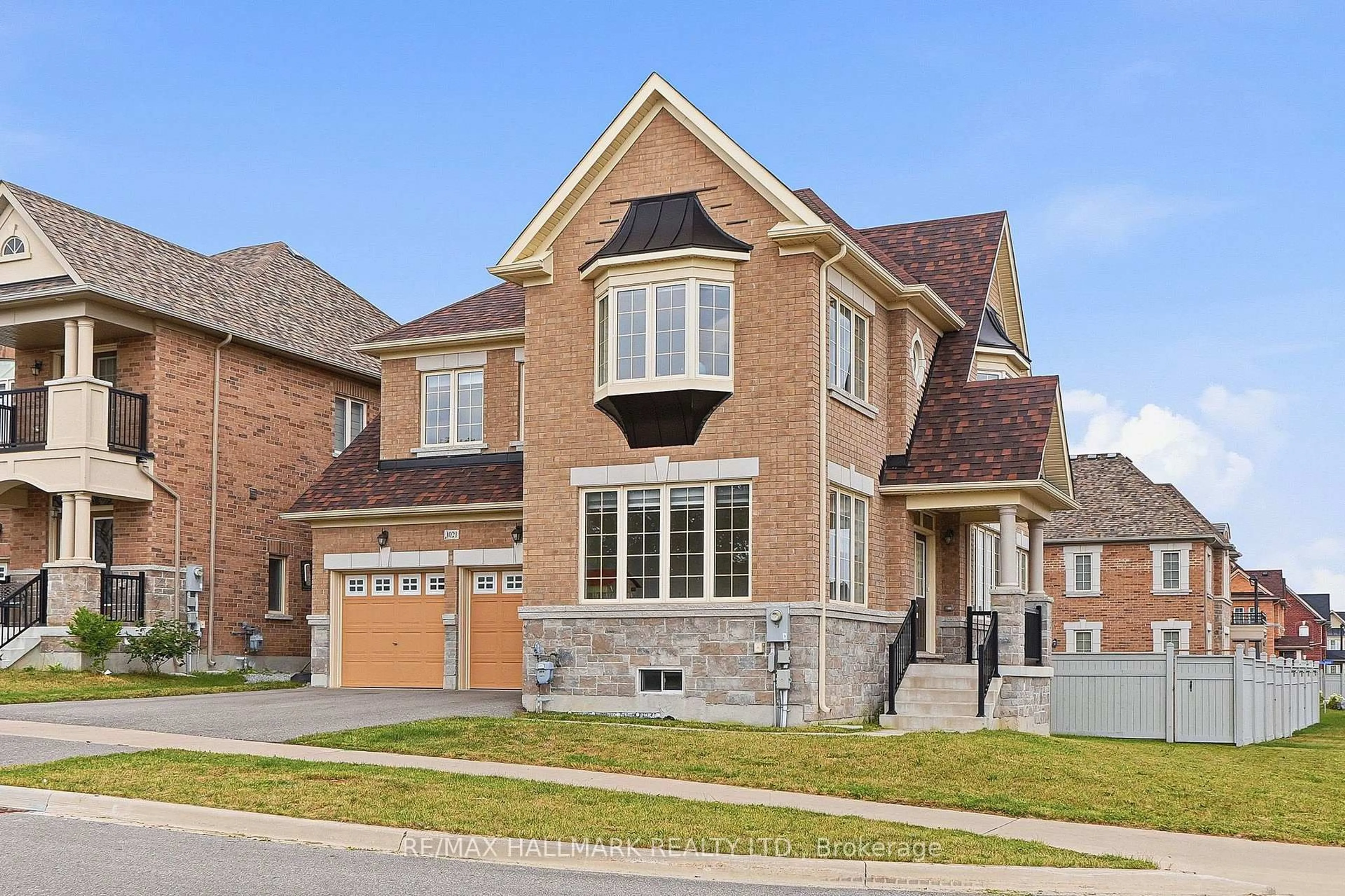 Home with brick exterior material, street for 1021 Langford Blvd, Bradford West Gwillimbury Ontario L3Z 4K9