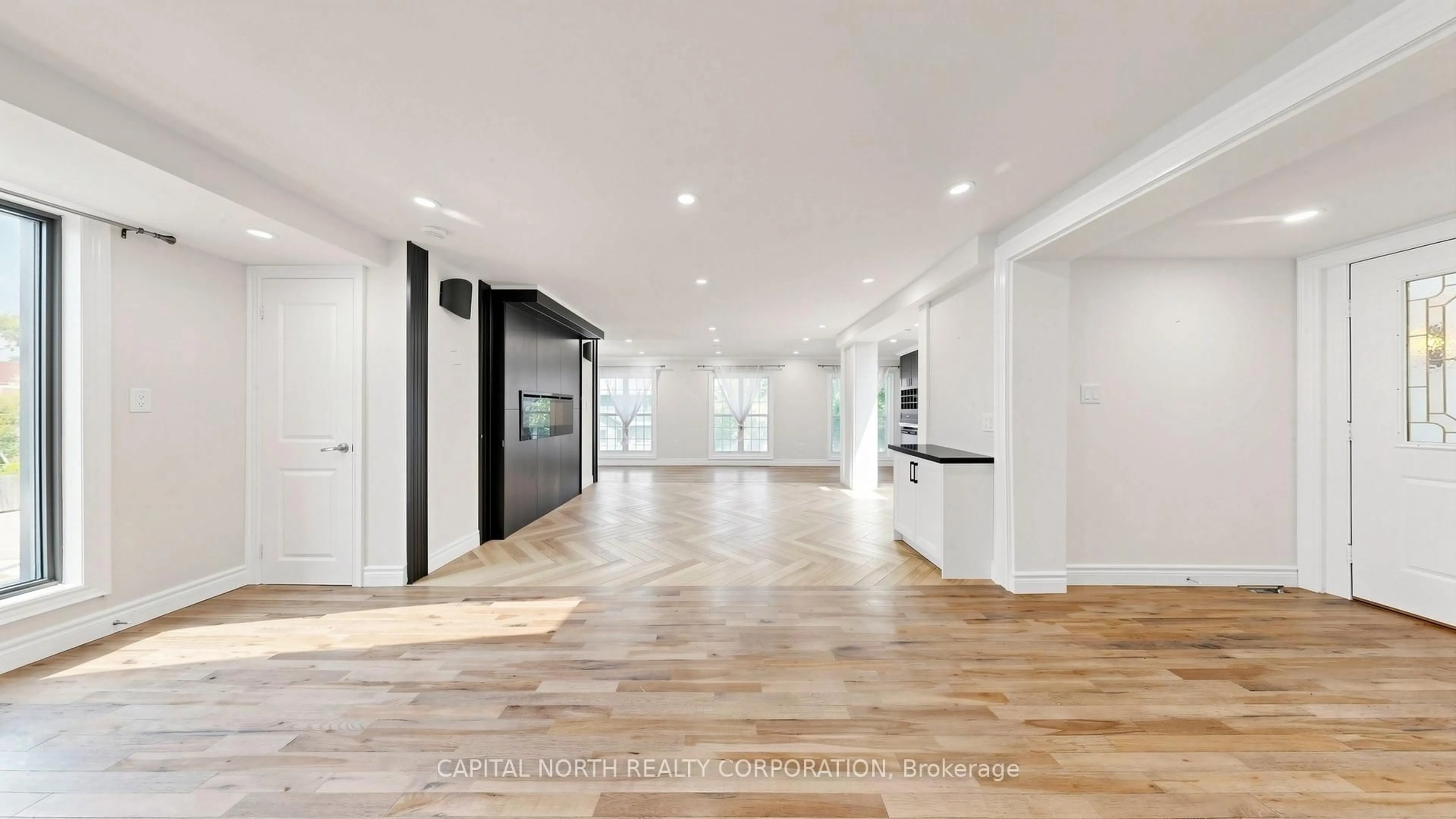 Indoor foyer for 64 Machell Ave, Aurora Ontario L4G 2R7