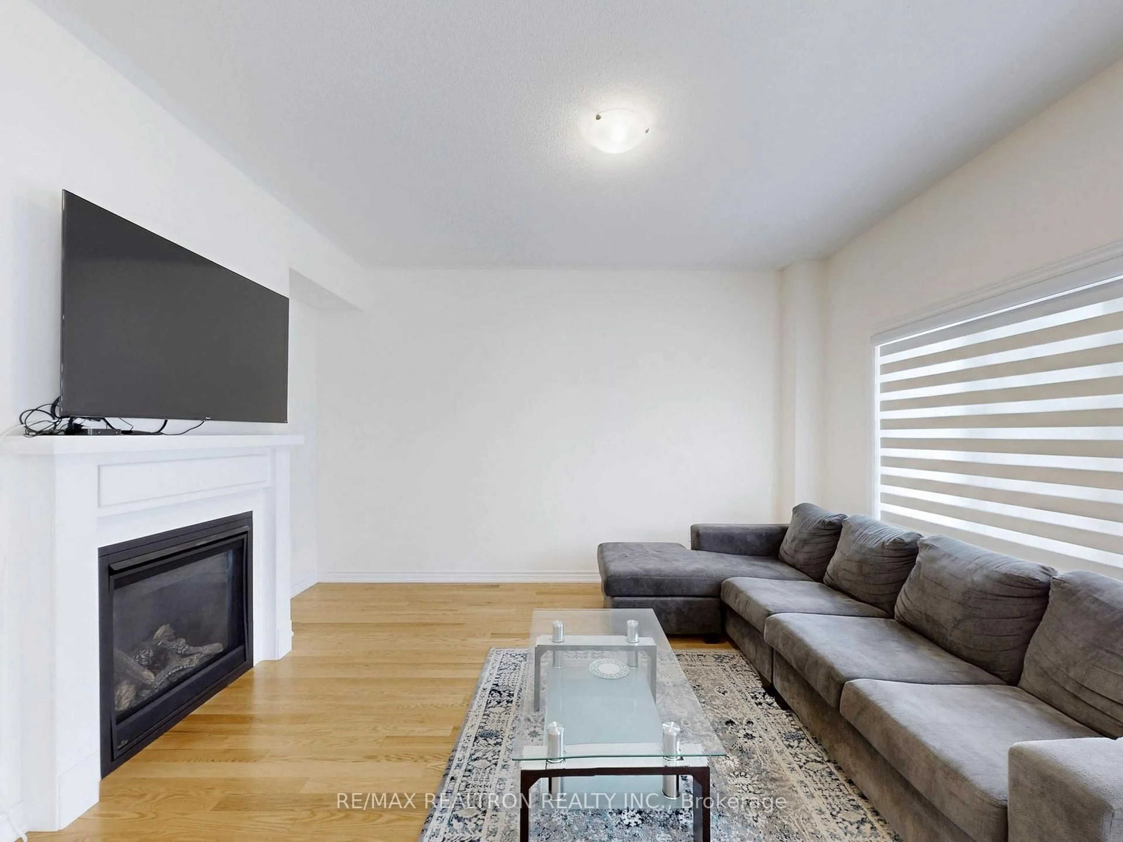 Living room with furniture, unknown for 362 Danny Wheeler Blvd, Georgina Ontario L4P 0K2