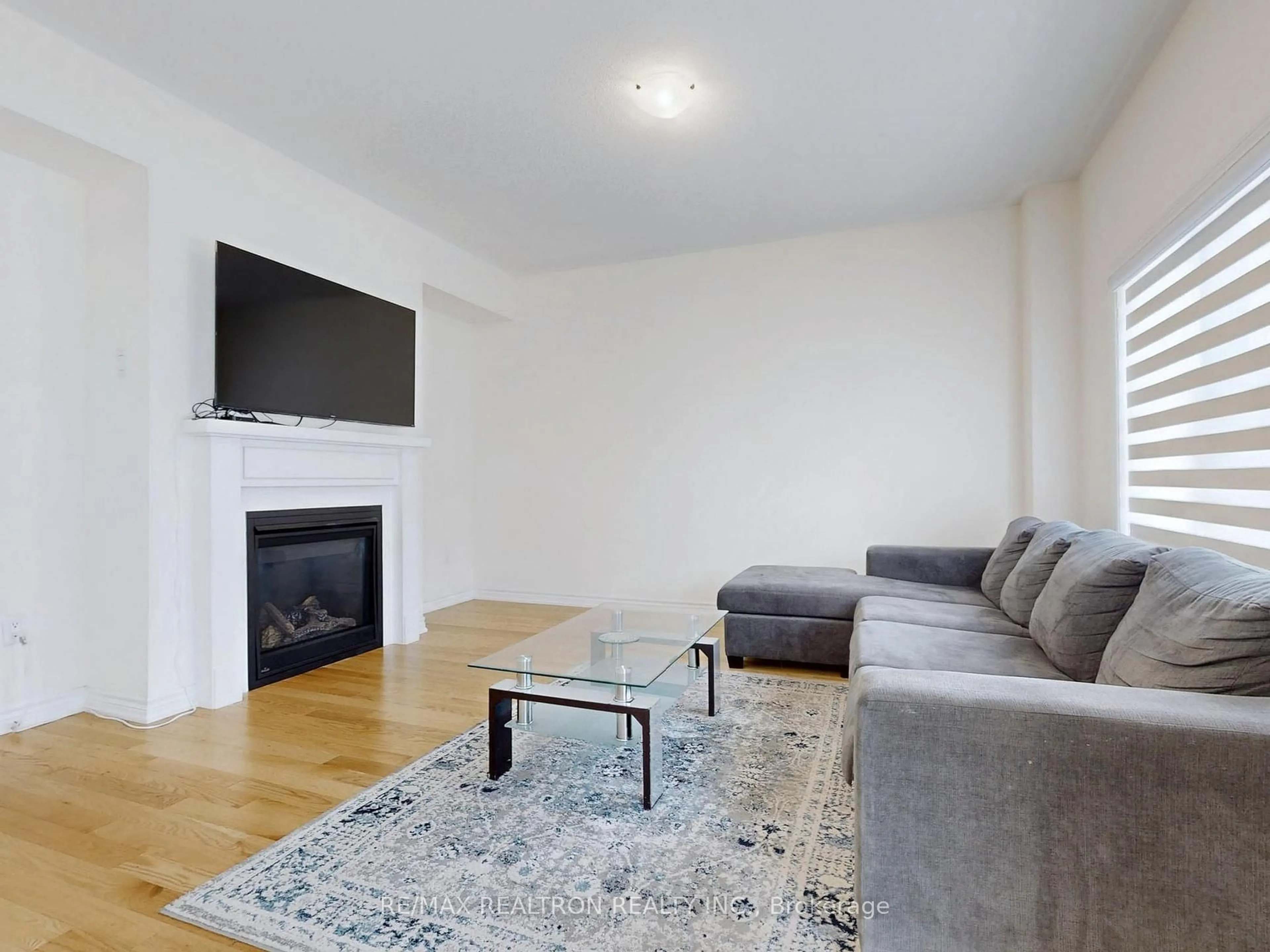 Living room with furniture, unknown for 362 Danny Wheeler Blvd, Georgina Ontario L4P 0K2
