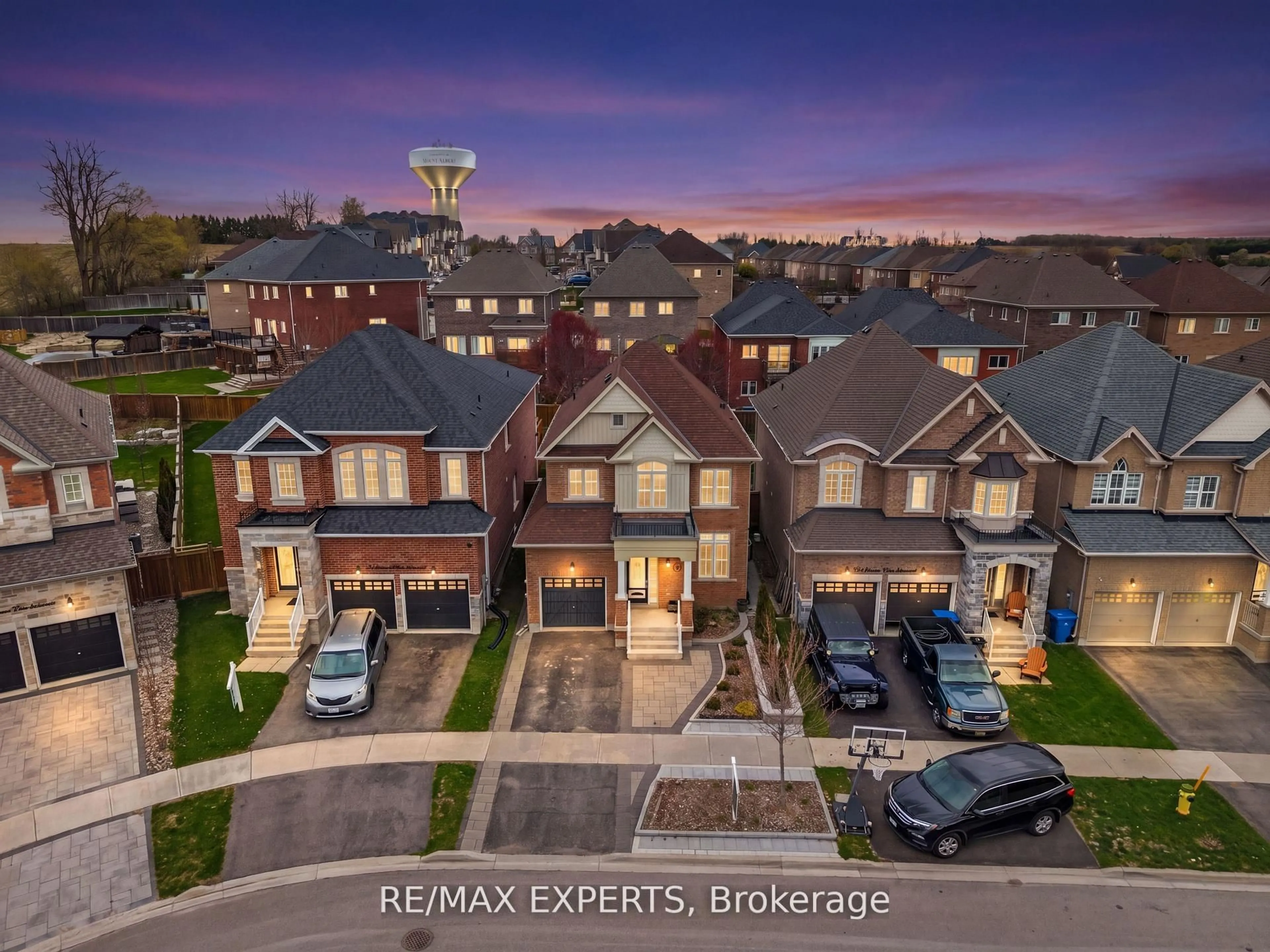 A pic from outside/outdoor area/front of a property/back of a property/a pic from drone, street for 22 Manor Glen Cres, East Gwillimbury Ontario L0G 1M0