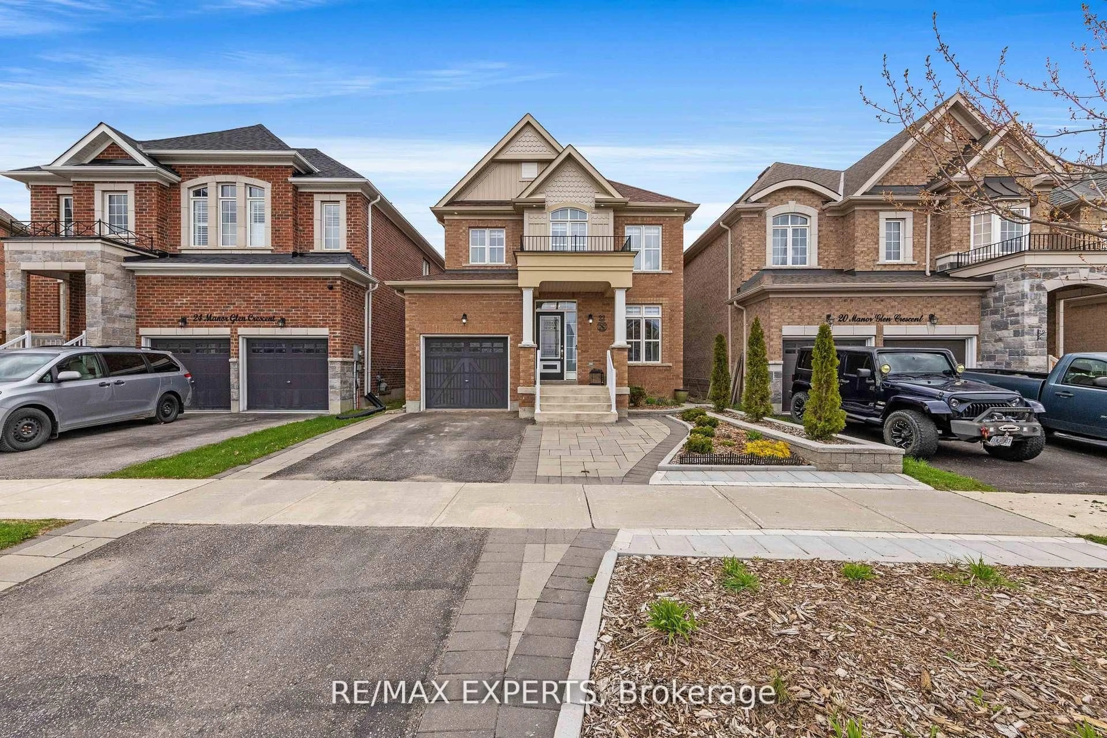 Home with brick exterior material, street for 22 Manor Glen Cres, East Gwillimbury Ontario L0G 1M0