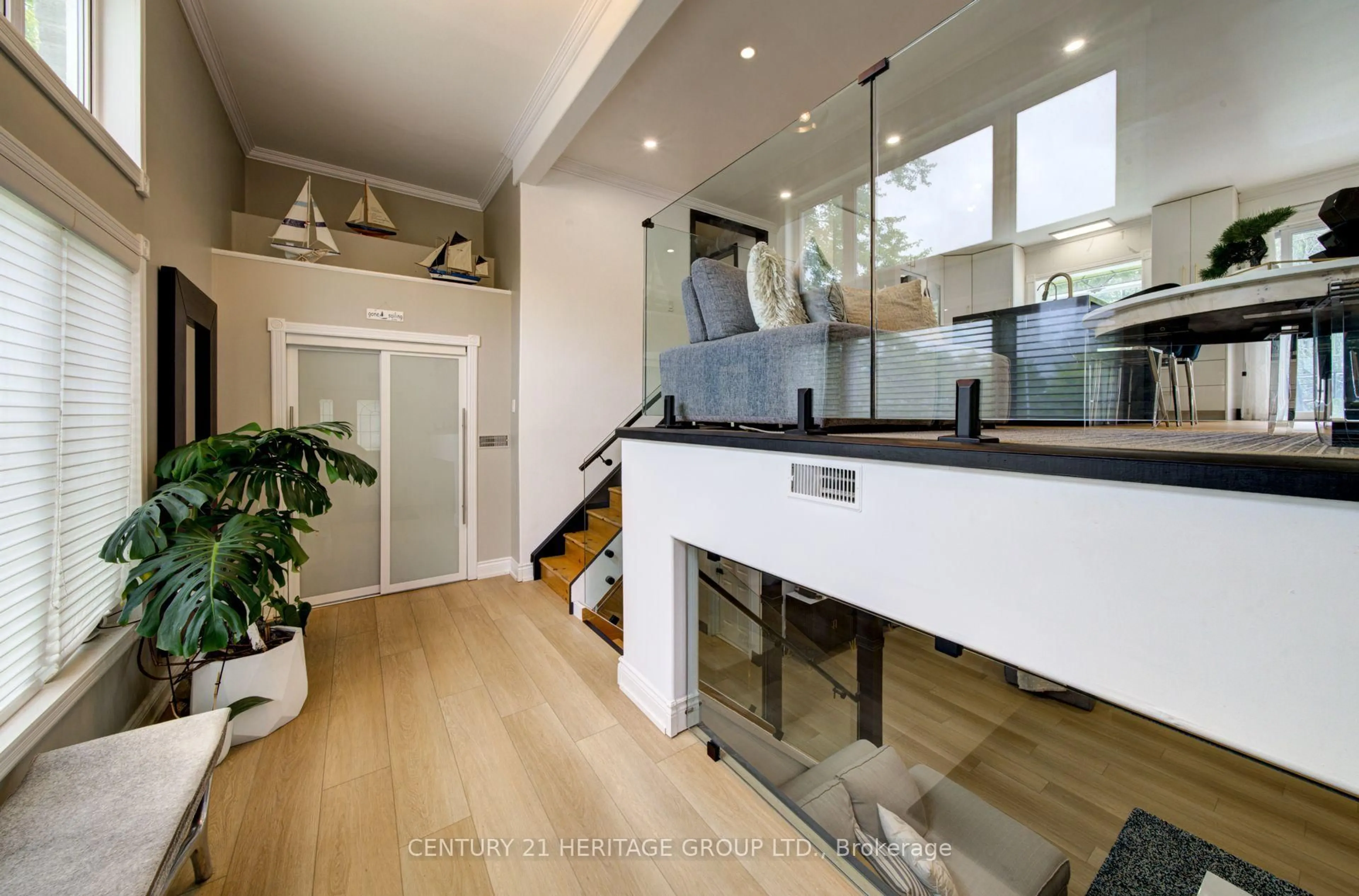 Indoor foyer for 1151 Birch Rd, Innisfil Ontario L0L 1R0