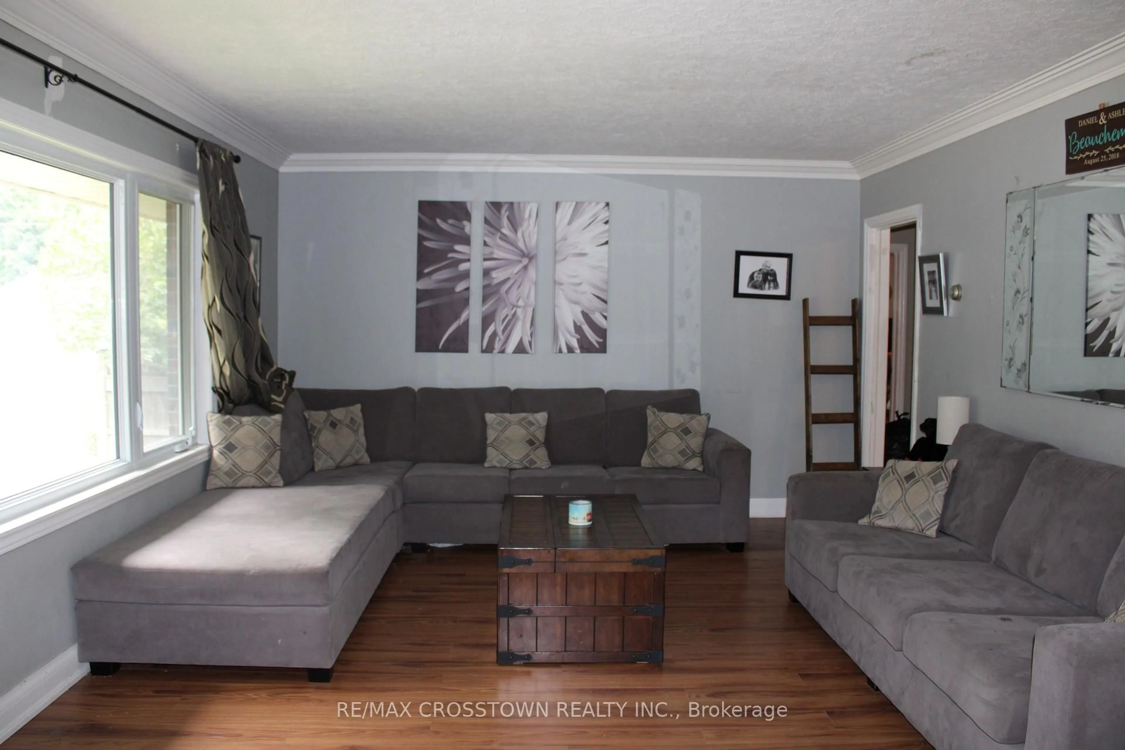 Living room with furniture, wood/laminate floor for 34 McDonald St, New Tecumseth Ontario L9R 1J5