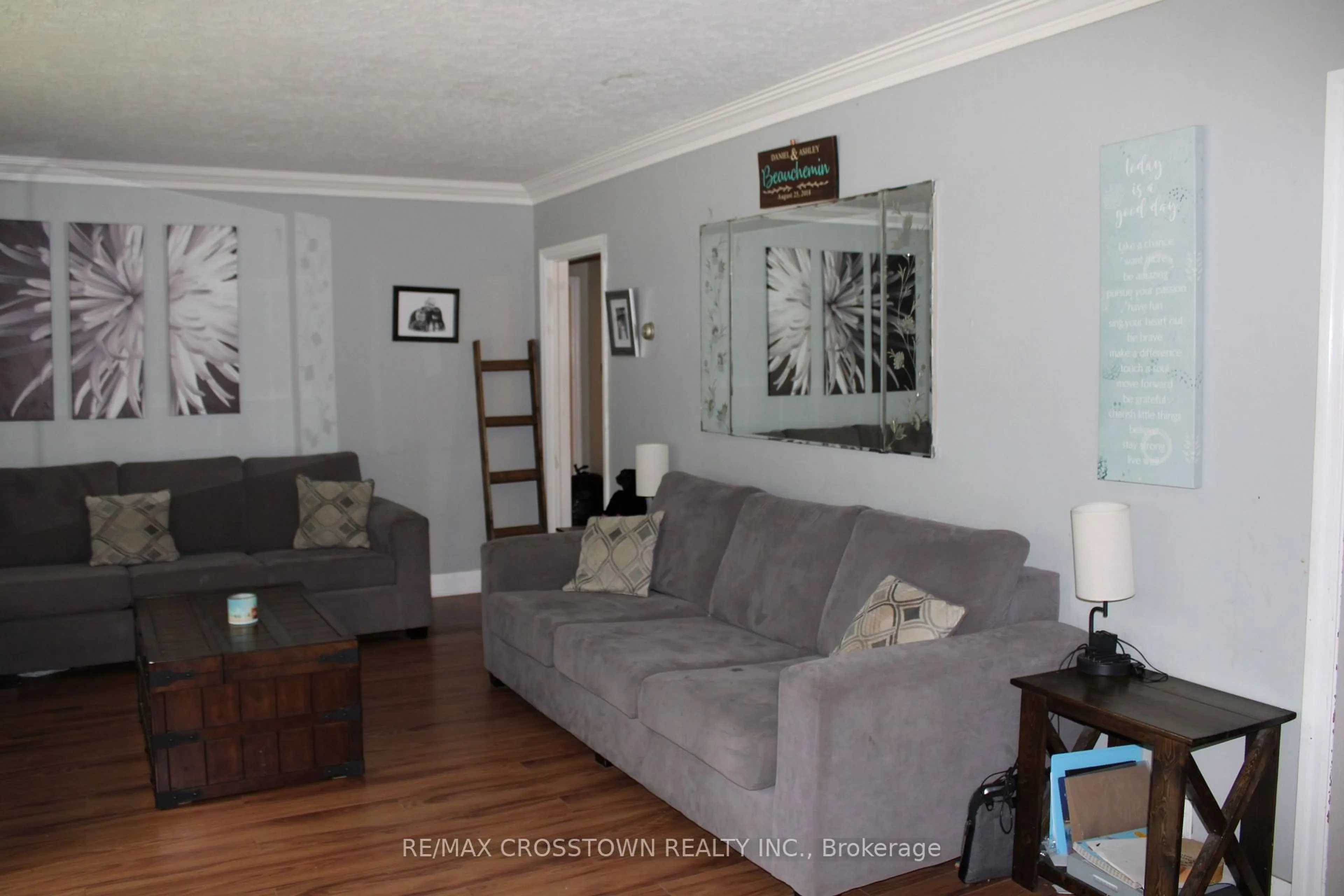Living room with furniture, wood/laminate floor for 34 McDonald St, New Tecumseth Ontario L9R 1J5