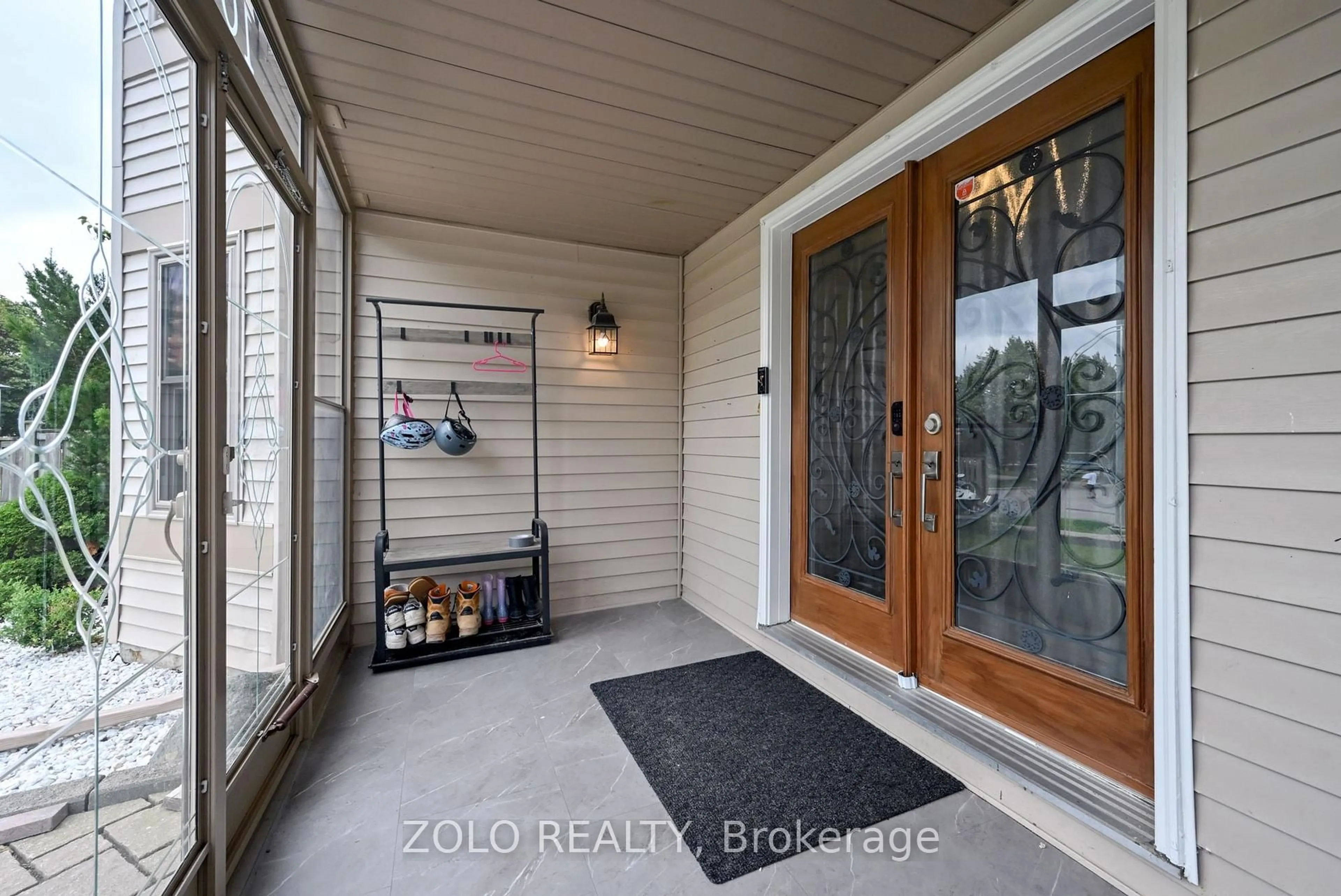 Indoor entryway for 1077 Anna Maria Ave, Innisfil Ontario L9S 1W2