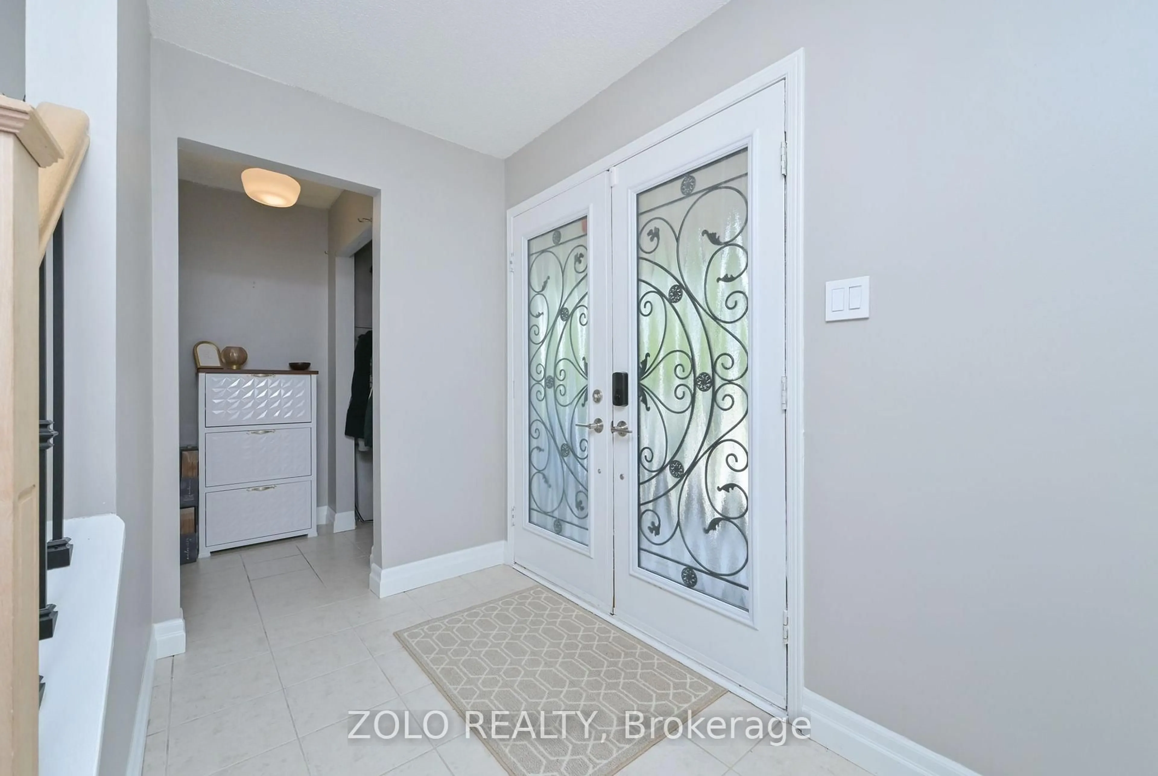 Indoor entryway for 1077 Anna Maria Ave, Innisfil Ontario L9S 1W2