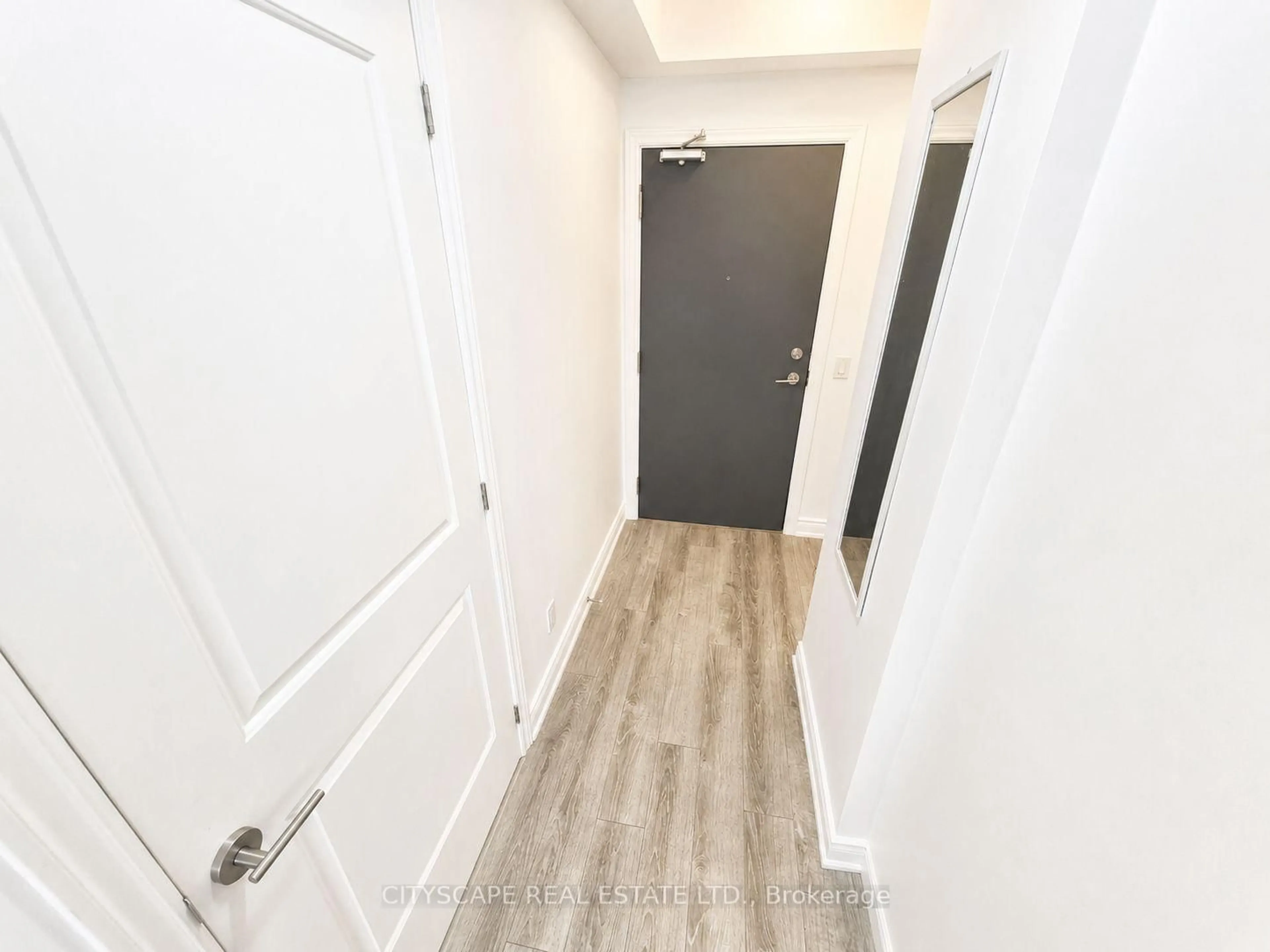 Indoor entryway for 9618 Yonge St #1003, Richmond Hill Ontario L4C 0X5