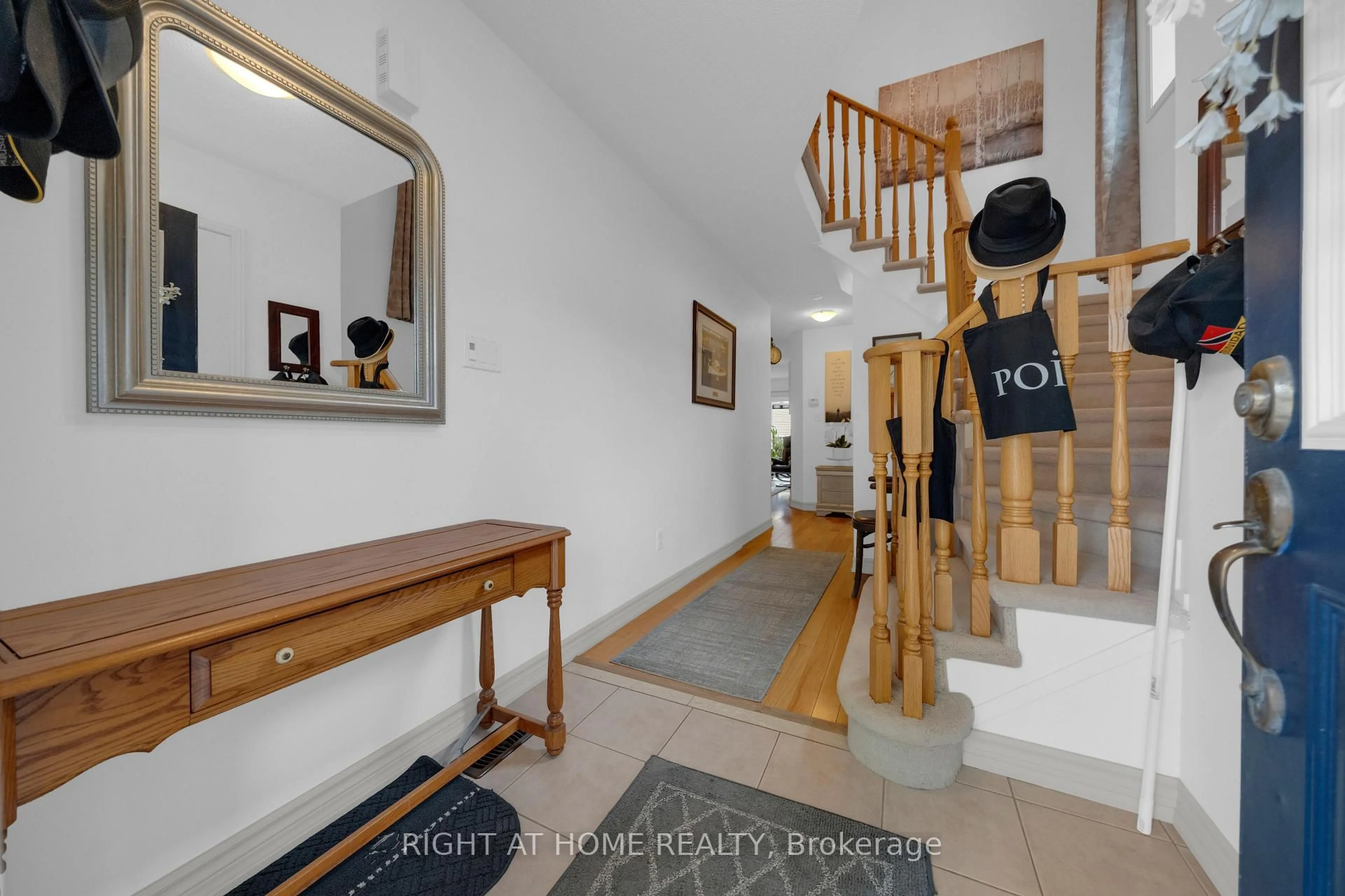 Indoor foyer for 119 Vera Lynn Cres, Whitchurch-Stouffville Ontario L4A 0X6