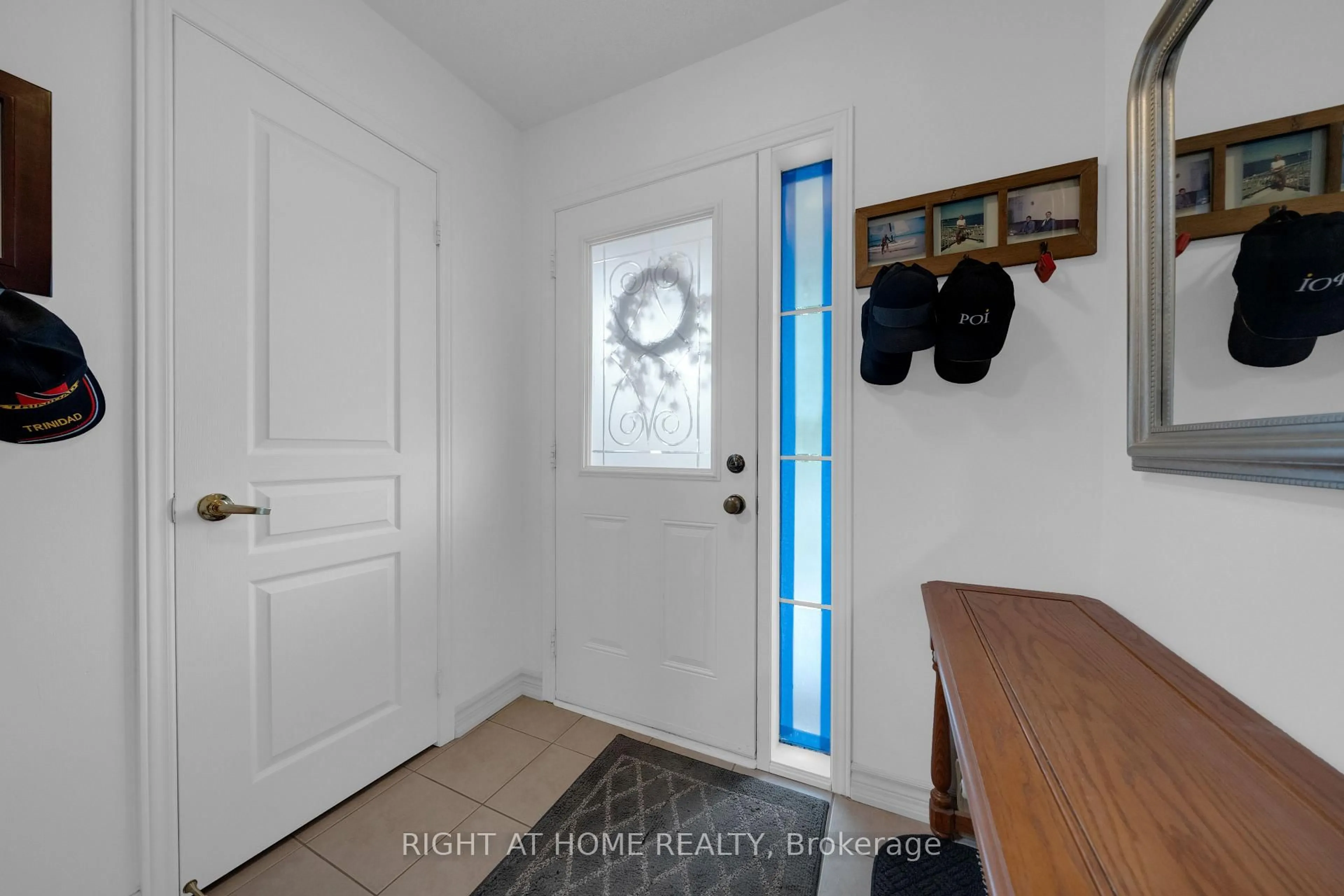 Indoor entryway for 119 Vera Lynn Cres, Whitchurch-Stouffville Ontario L4A 0X6